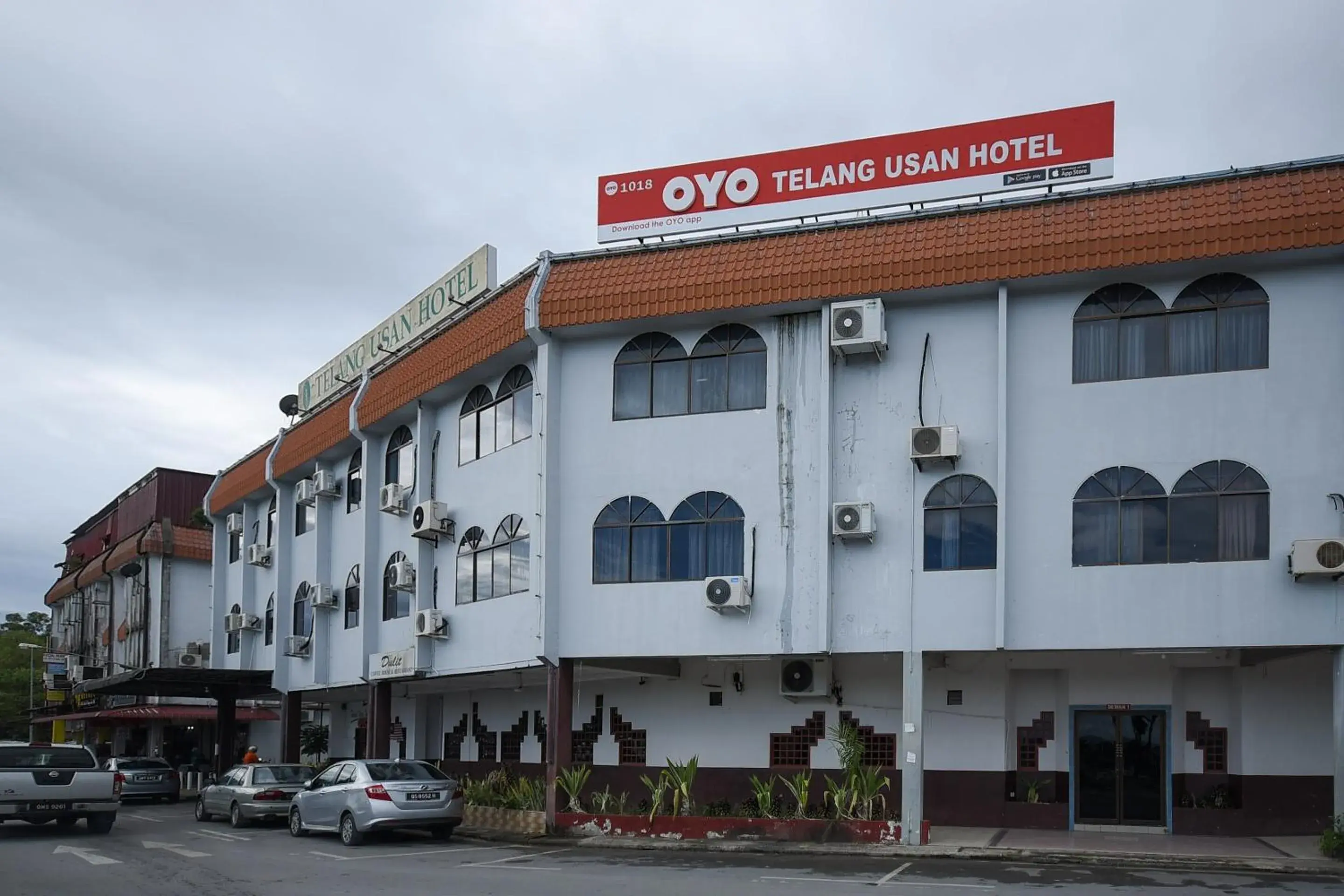 Facade/entrance, Property Building in Super OYO 1018 Telang Usan Hotel Miri