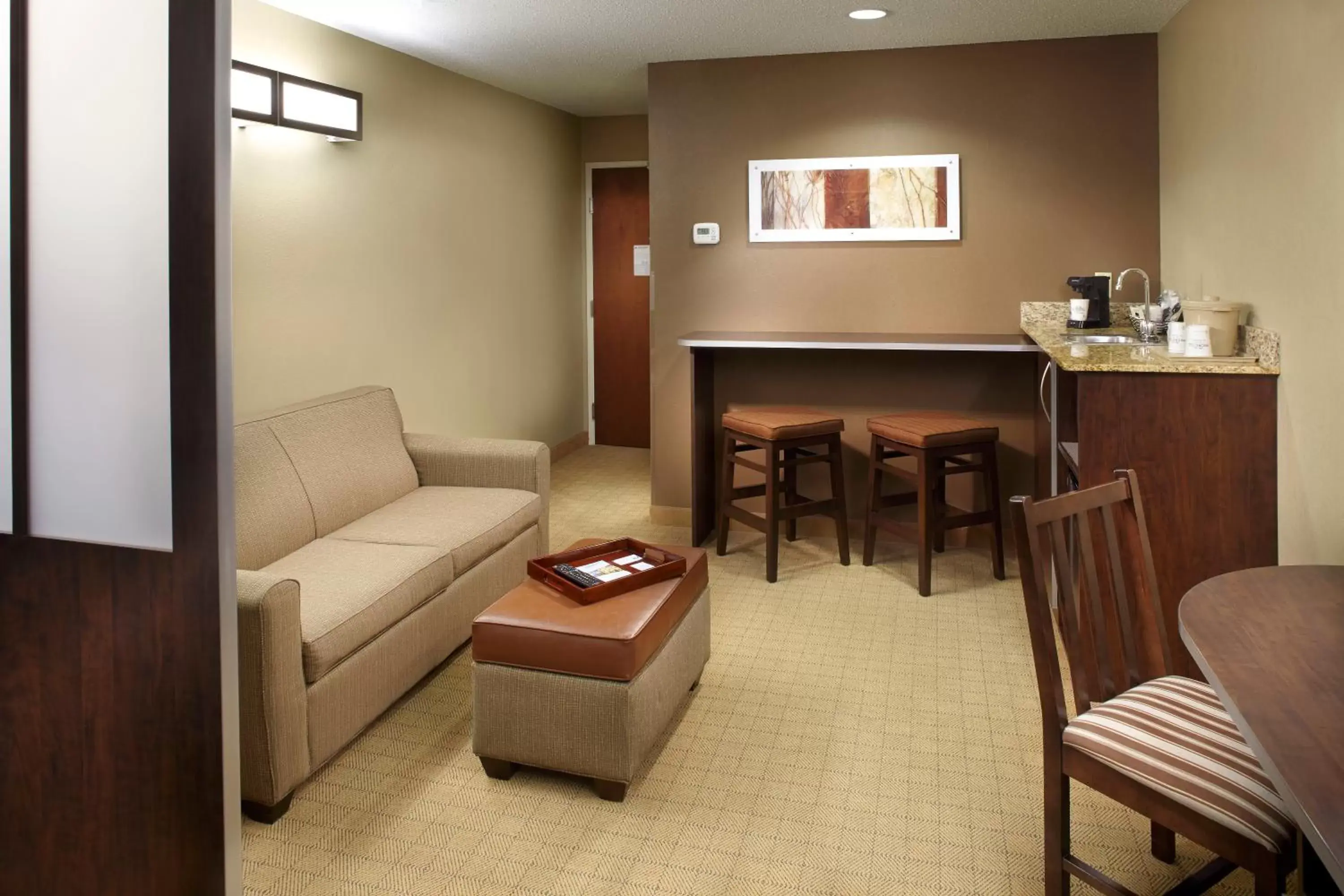 Living room, Lounge/Bar in Microtel Inn & Suites by Wyndham Wheeling at The Highlands