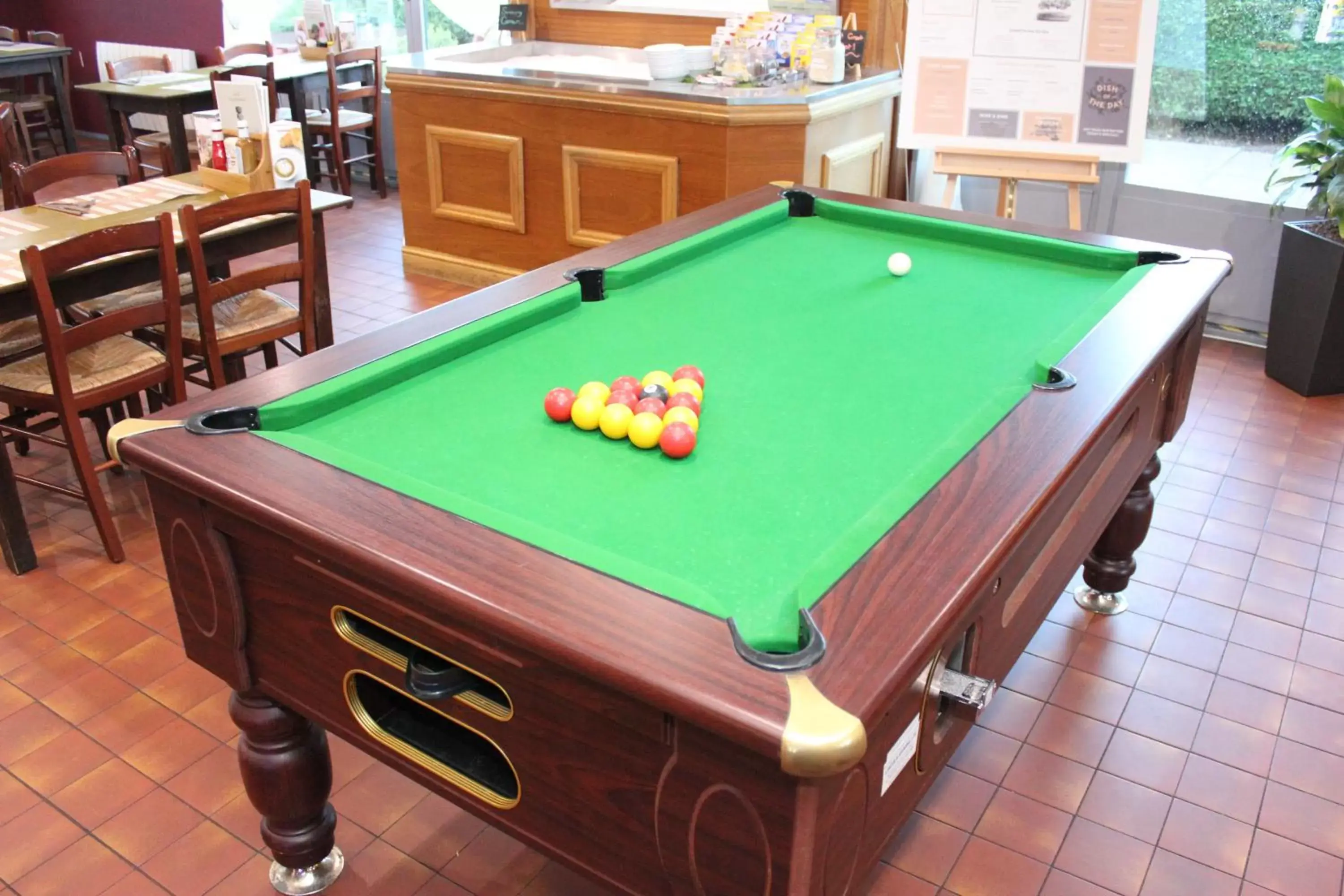 Lounge or bar, Billiards in Campanile Hotel Doncaster