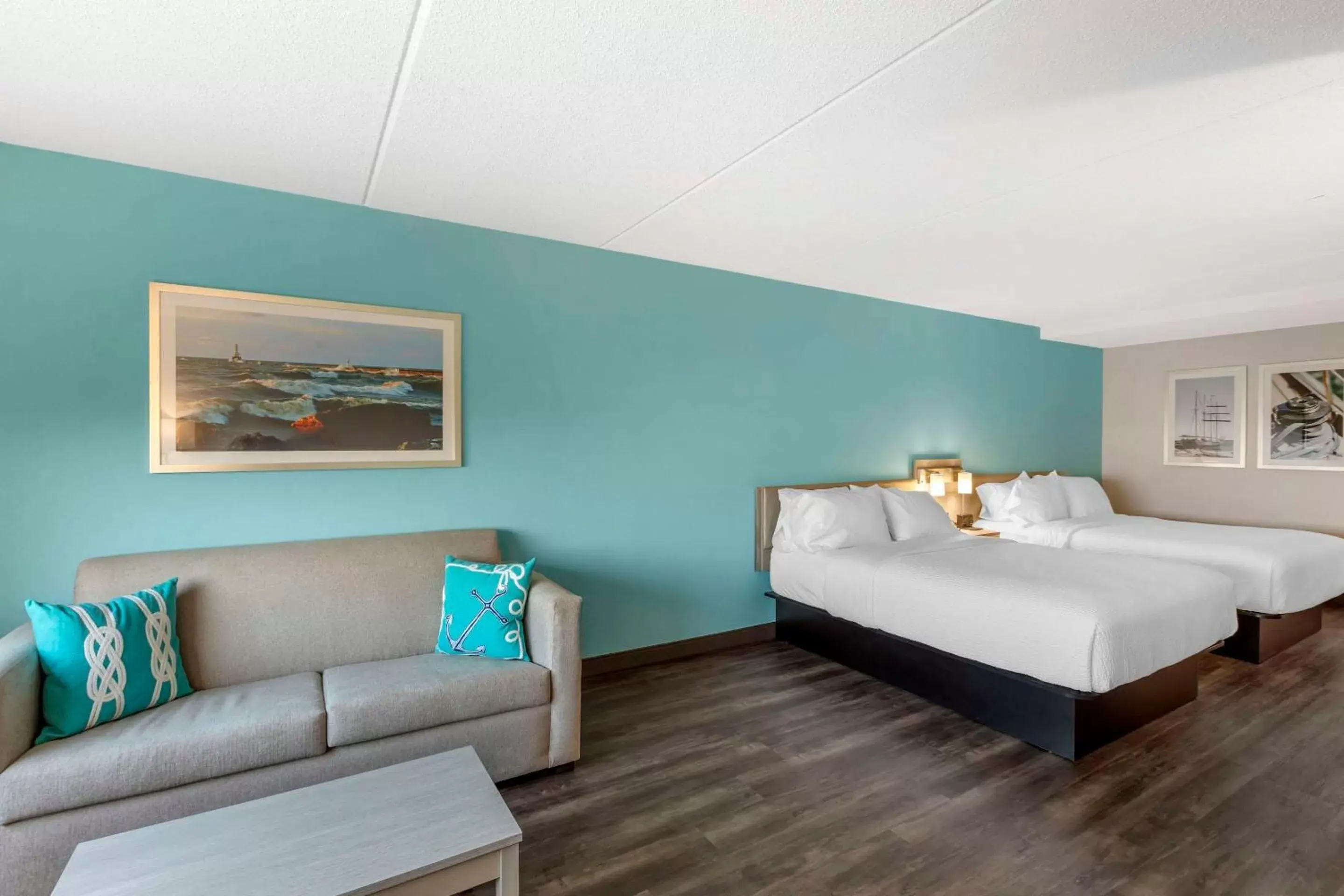 Bedroom, Bed in The Harborview, Ascend Hotel Collection