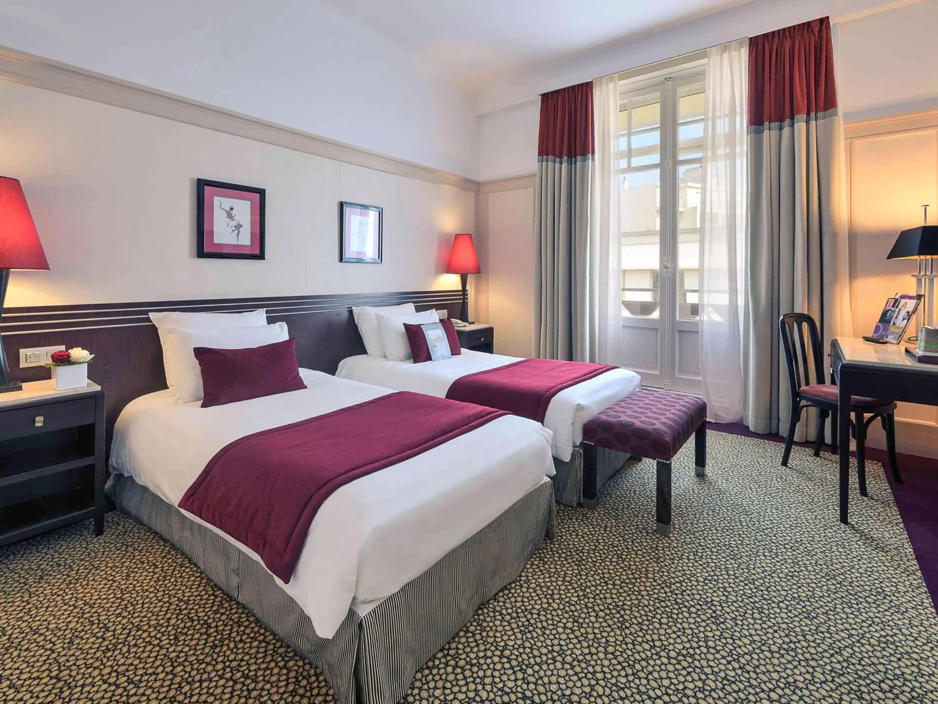 Photo of the whole room, Bed in Mercure Plaza Biarritz Centre