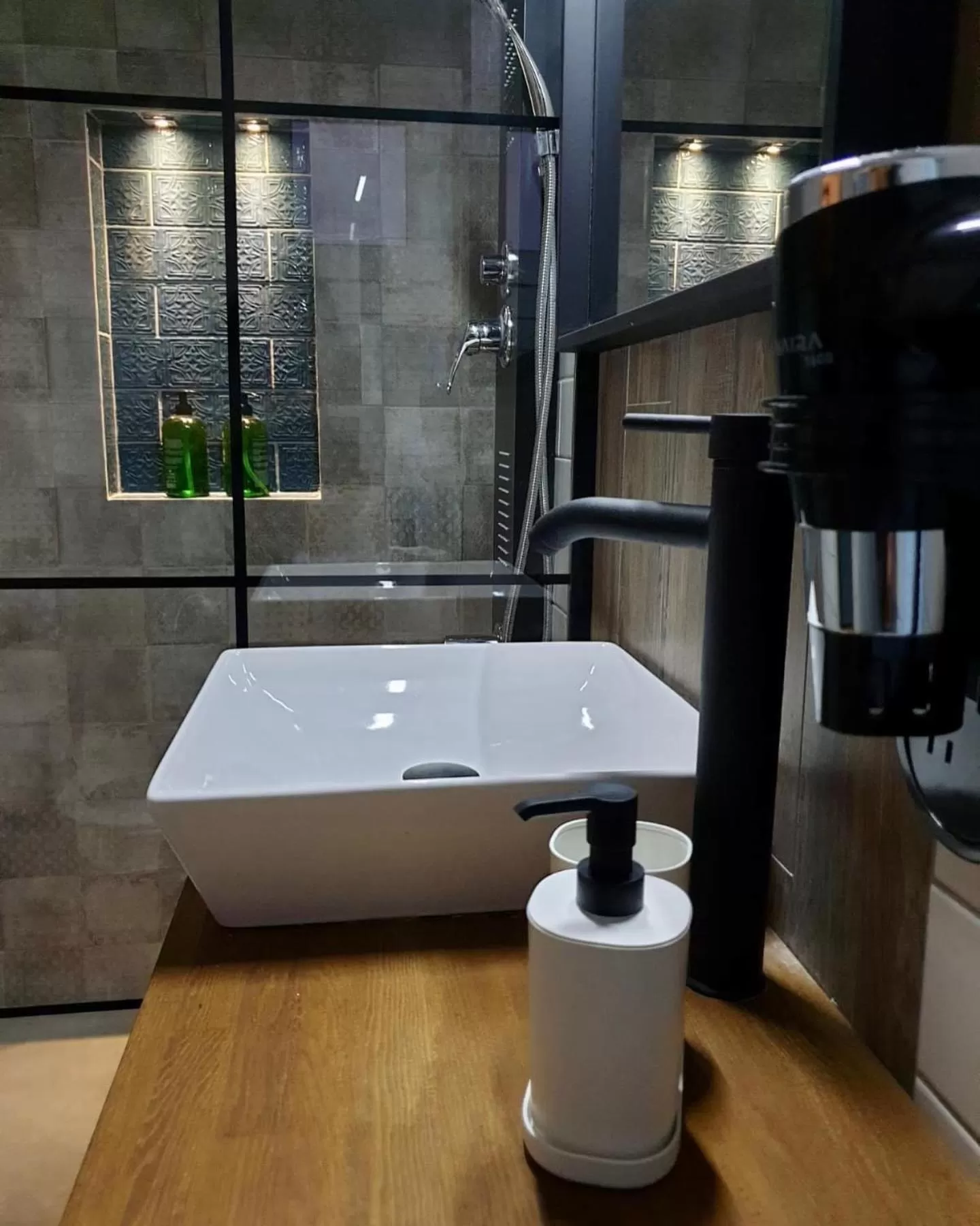 Shower in Sunside Inn Hotel