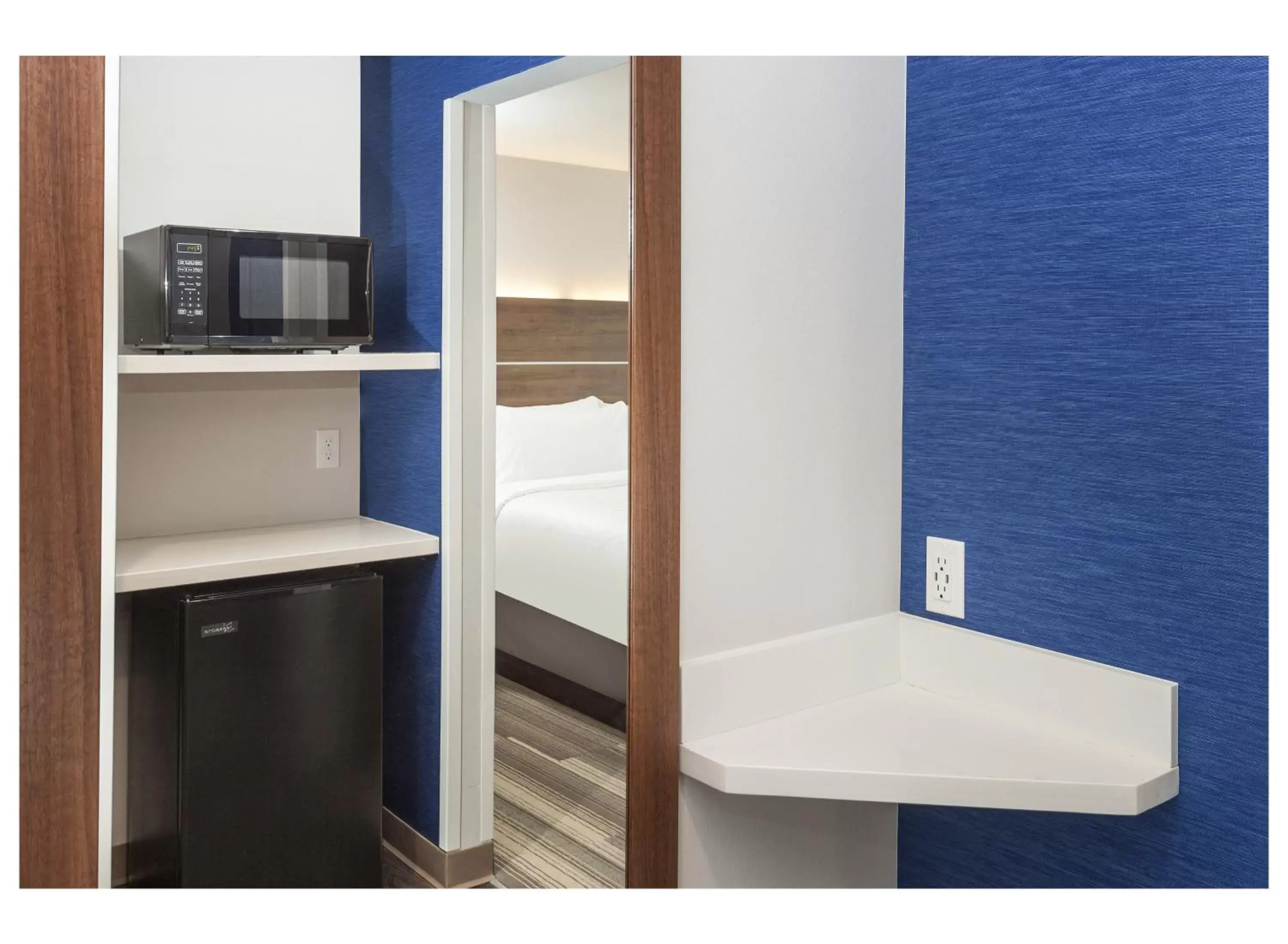 Property building in Holiday Inn Express & Suites - Hudson I-94 by IHG Property building in Holiday Inn Express & Suites - Hudson I-94 by IHG
