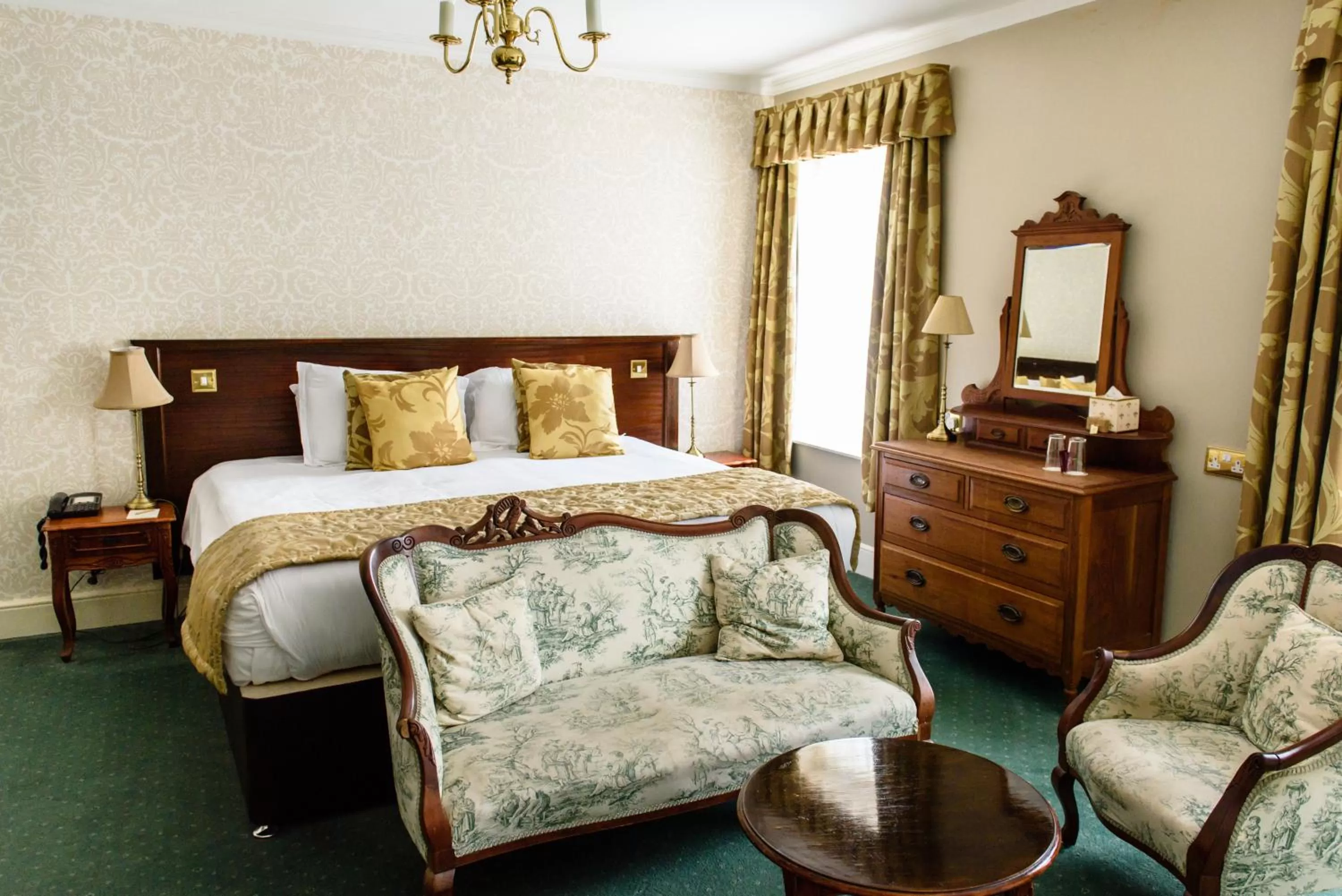 Bedroom, Bed in Old Hall Hotel