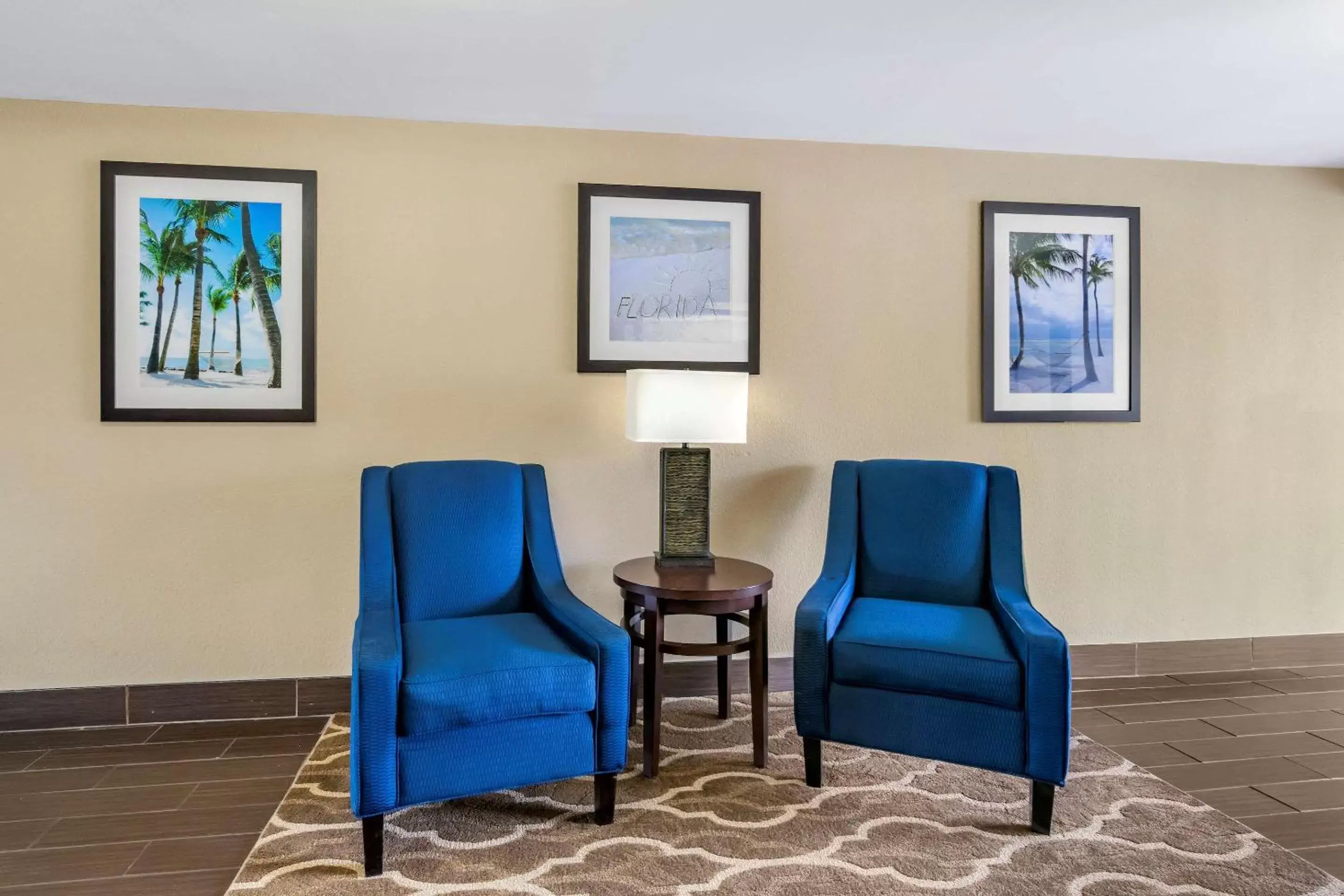 Lobby or reception, Seating Area in Comfort Inn & Suites St Pete - Clearwater International Airport