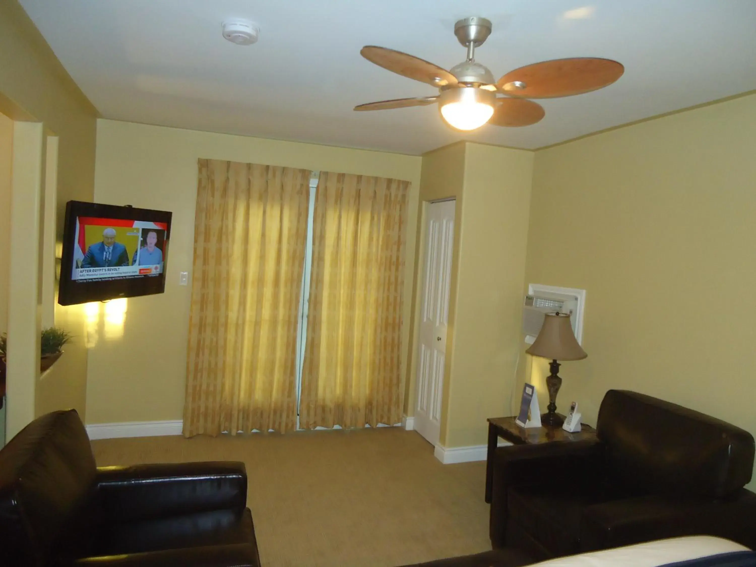 TV and multimedia, Seating Area in Bayside Inn & Waterfront Suites