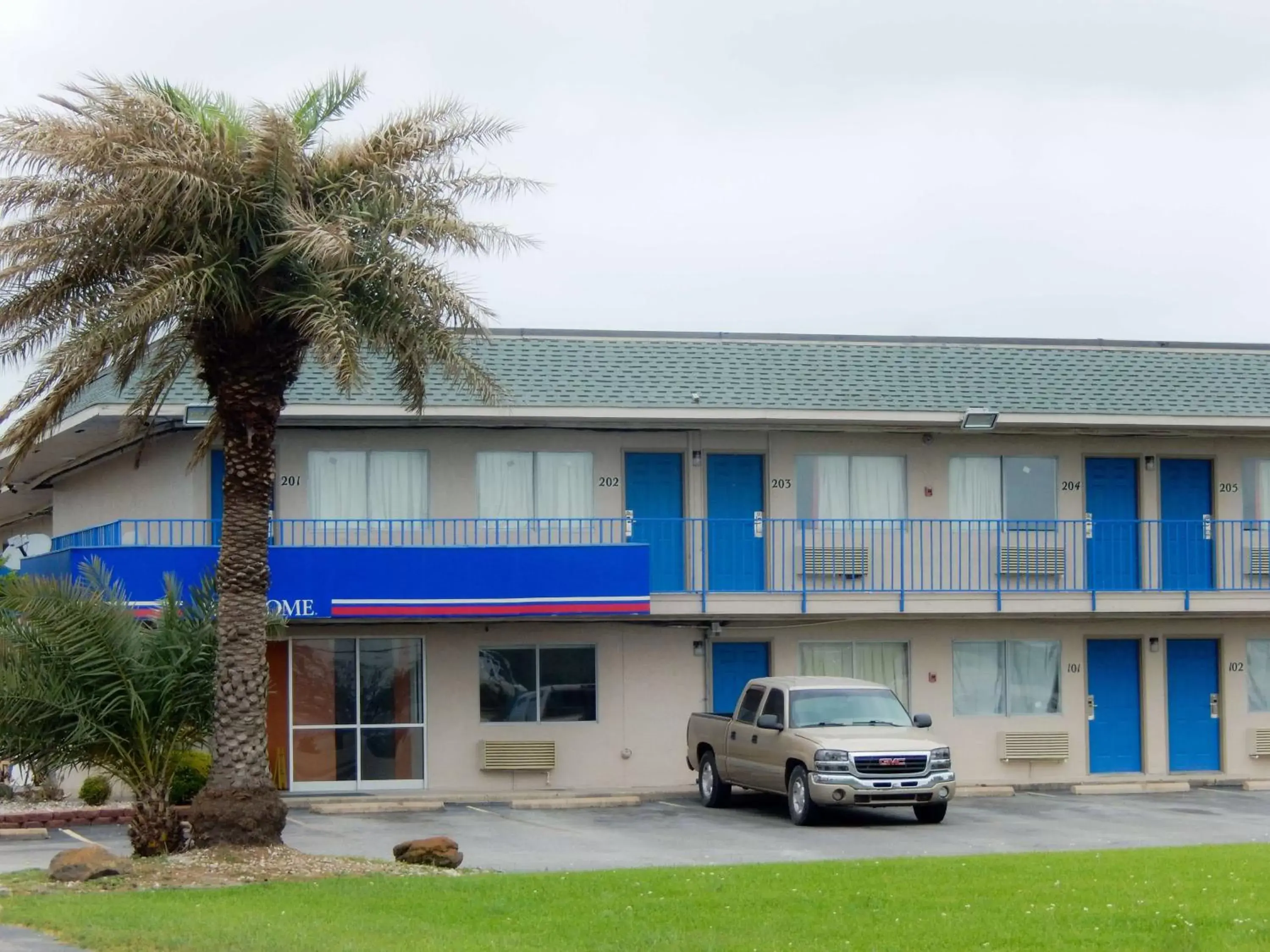 Property Building in Motel 6-Clute, TX