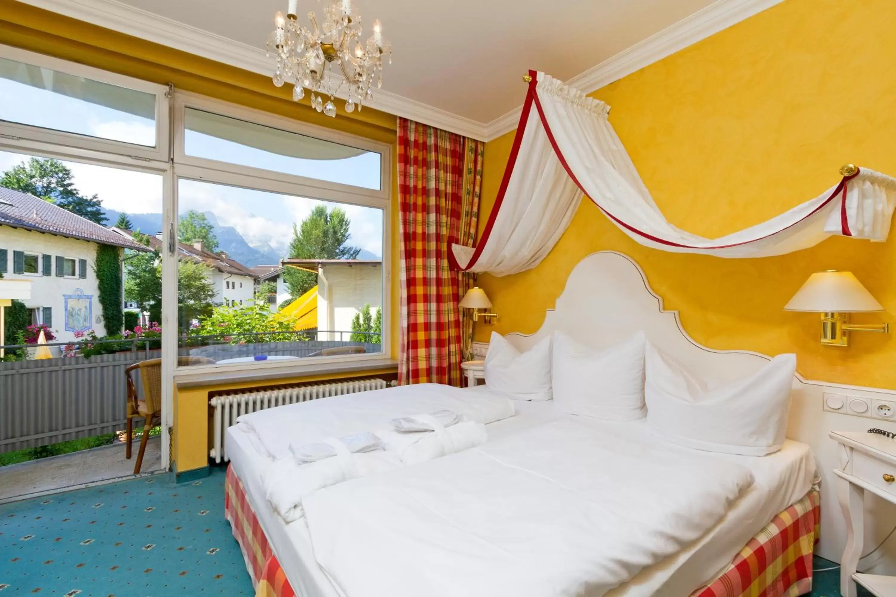 Photo of the whole room, Bed in Wittelsbacher Hof Swiss Quality Hotel