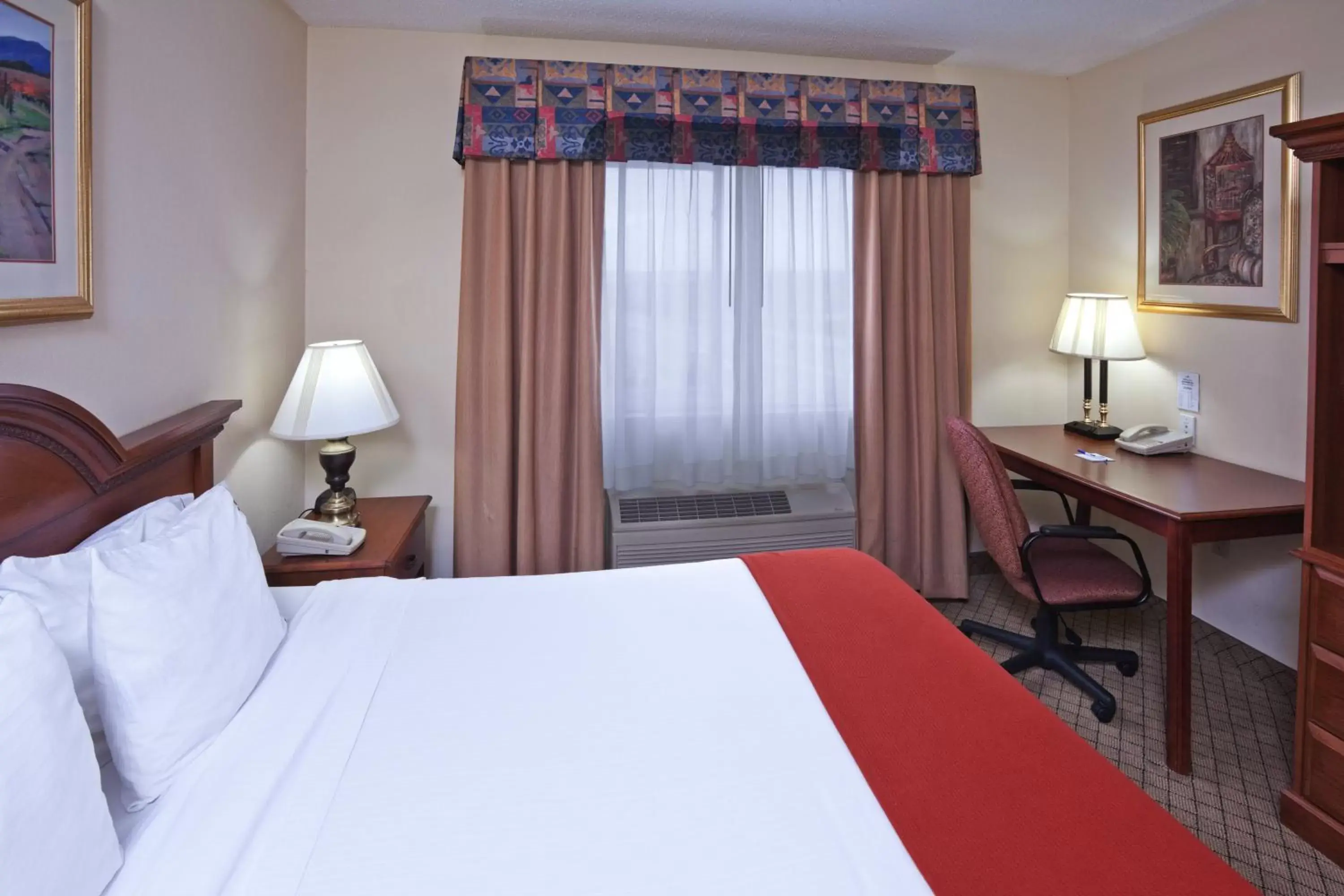 Photo of the whole room, Bed in Holiday Inn Express Hotel and Suites Mesquite, an IHG Hotel