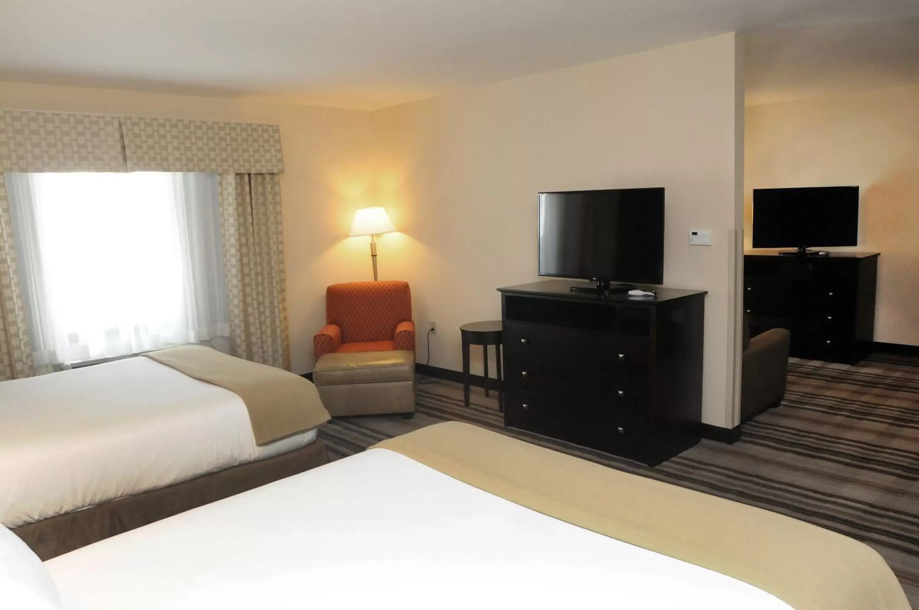 Photo of the whole room, Bed in Holiday Inn Express & Suites Cambridge, an IHG Hotel
