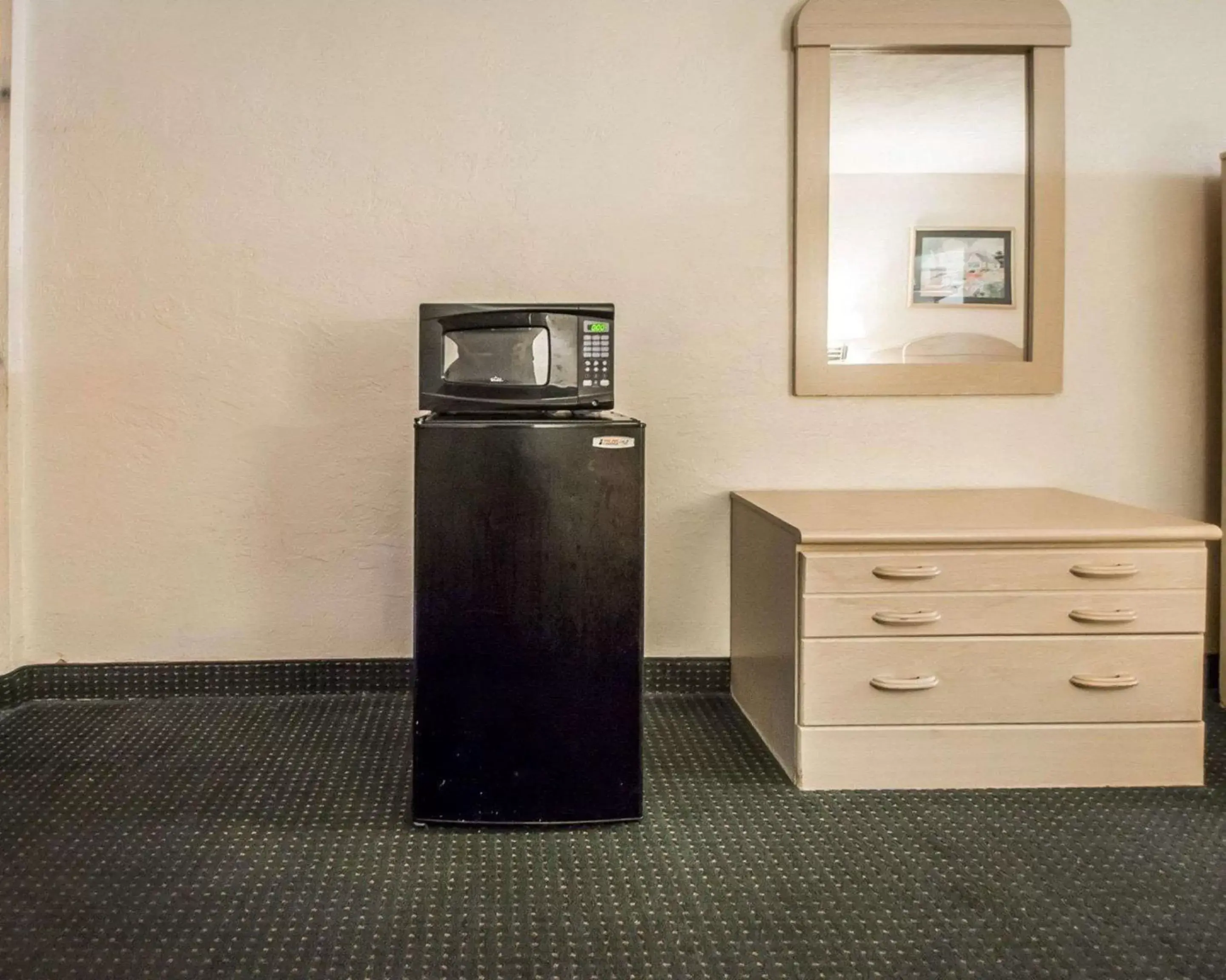 Photo of the whole room, TV/Entertainment Center in Rodeway Inn Gainesville - University Area