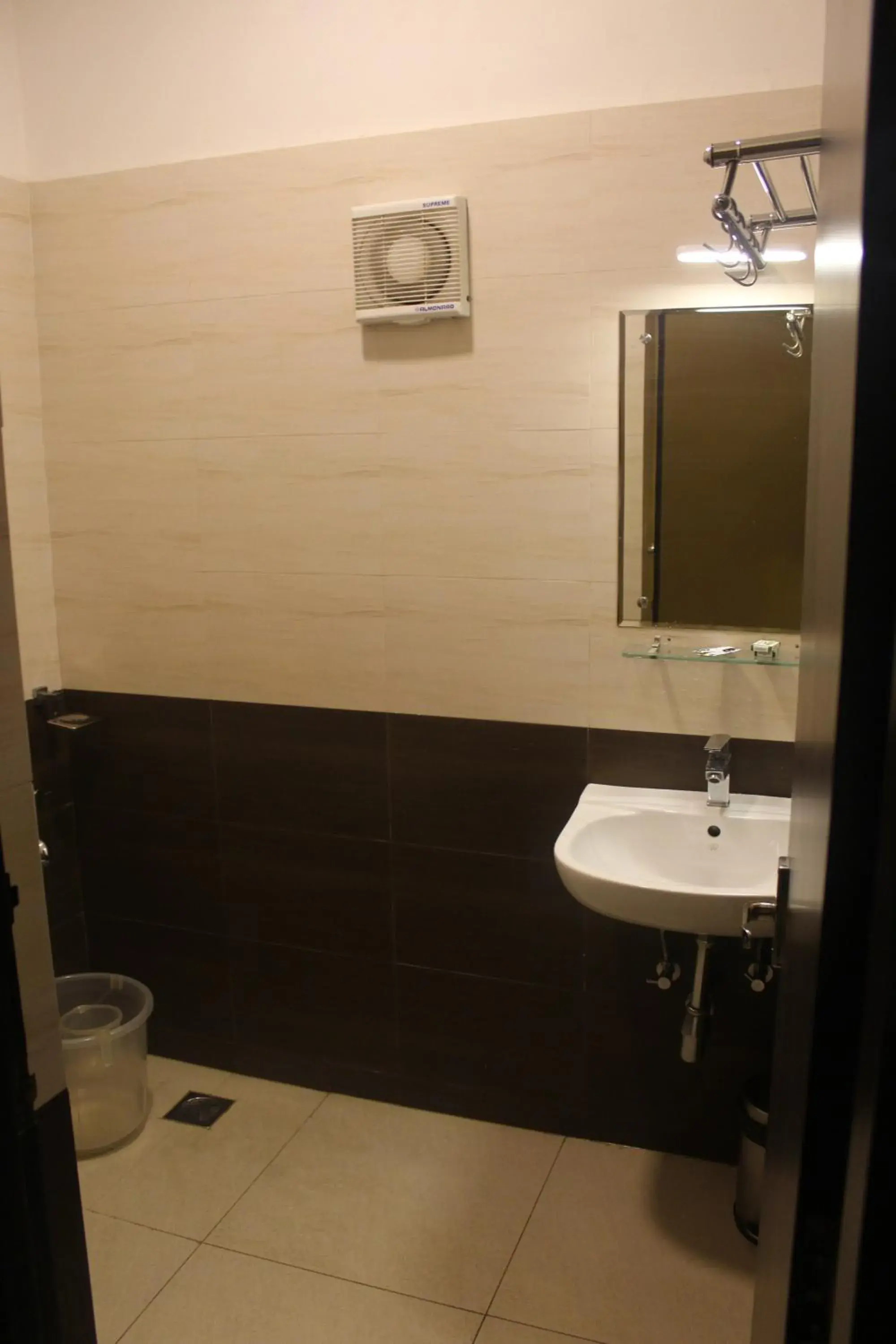 Bathroom in Hotel Mangalore International