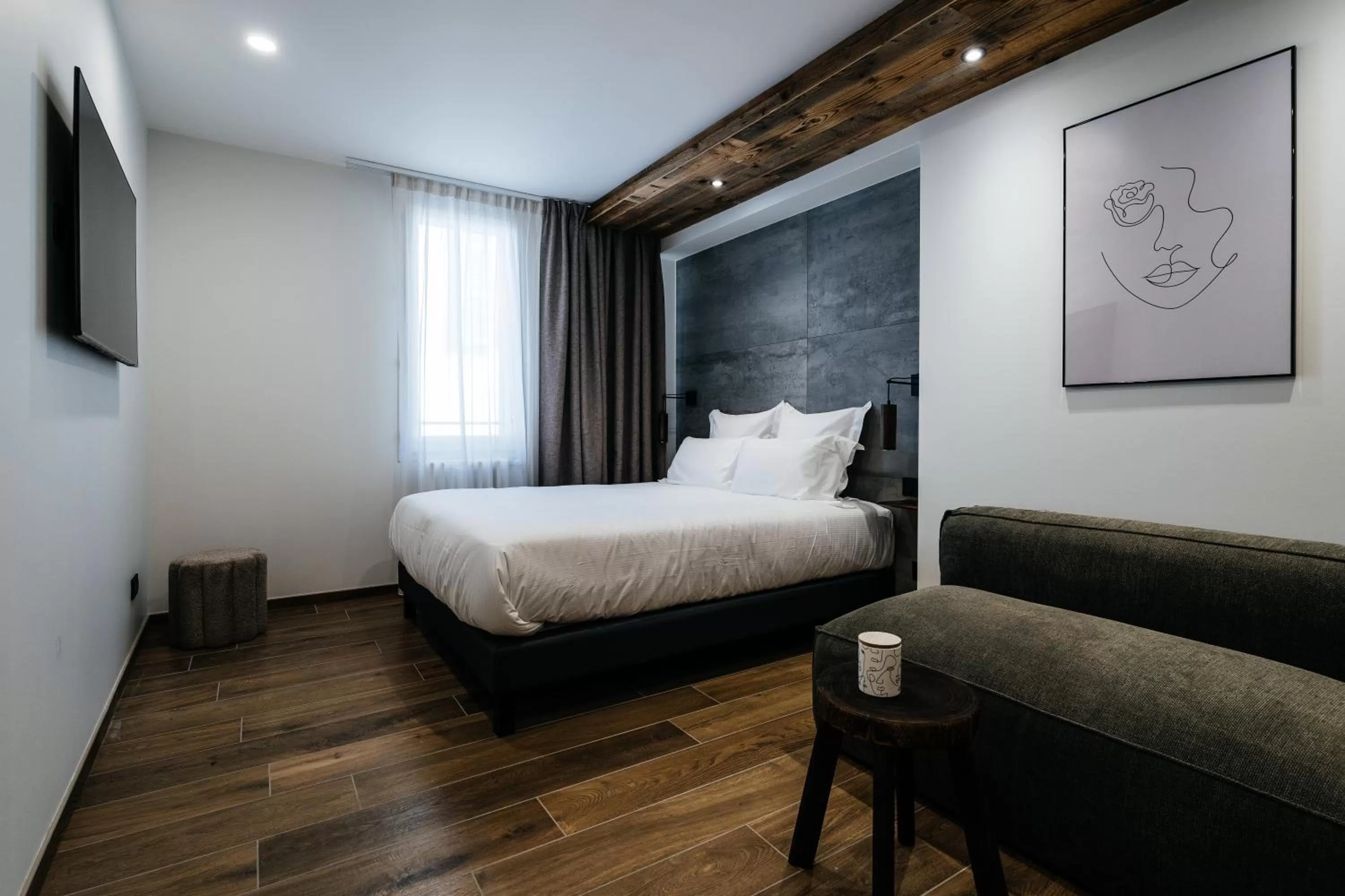 Photo of the whole room, Bed in Auberge du Lyonnais