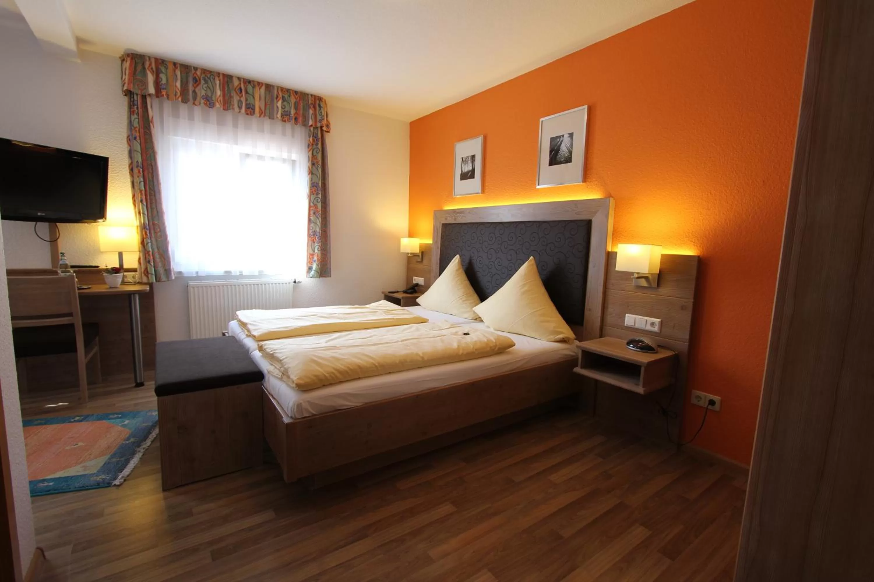 Bed in Weinhotel / Gasthaus zur Sonne