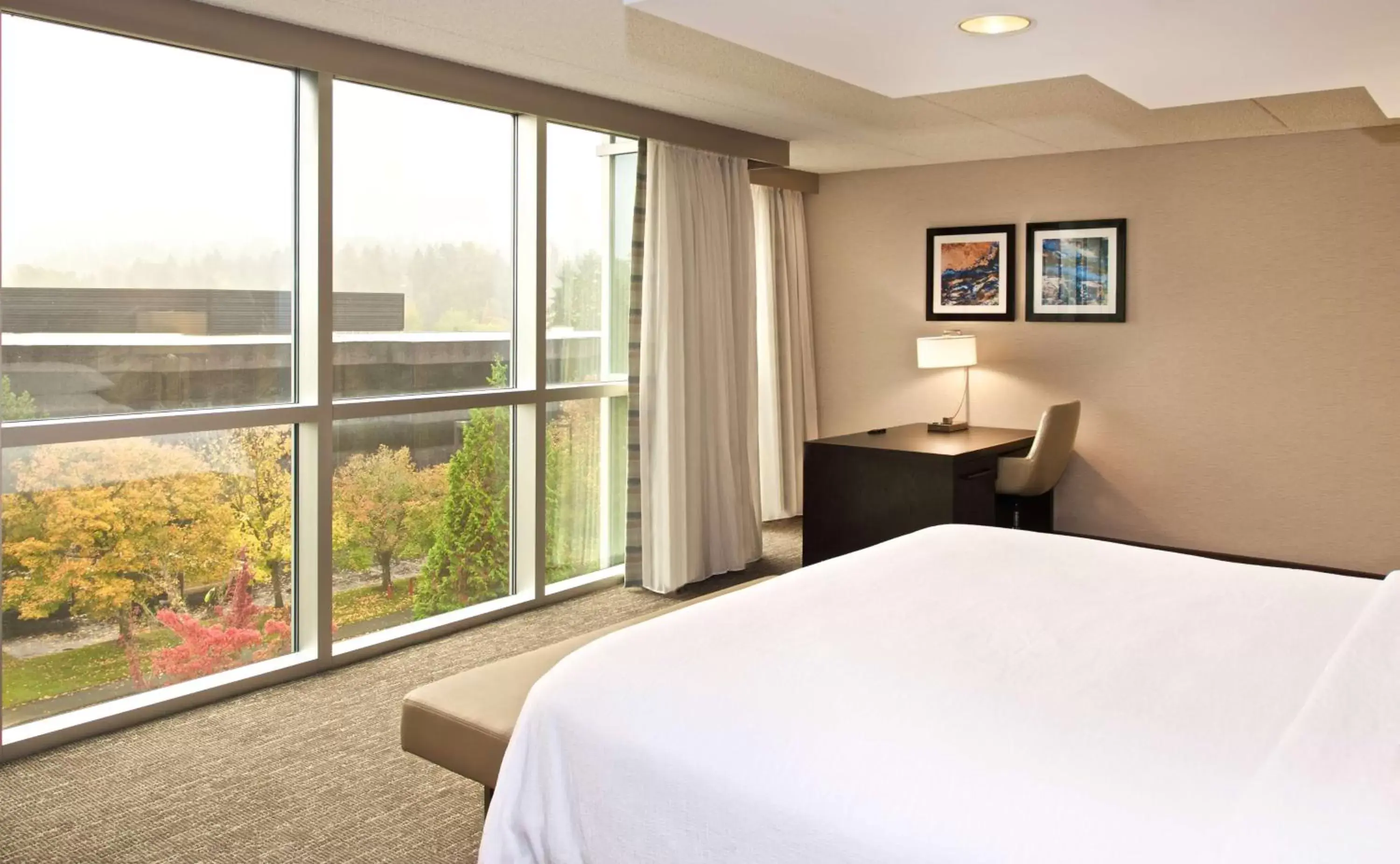 Bedroom in Embassy Suites by Hilton Seattle Bellevue