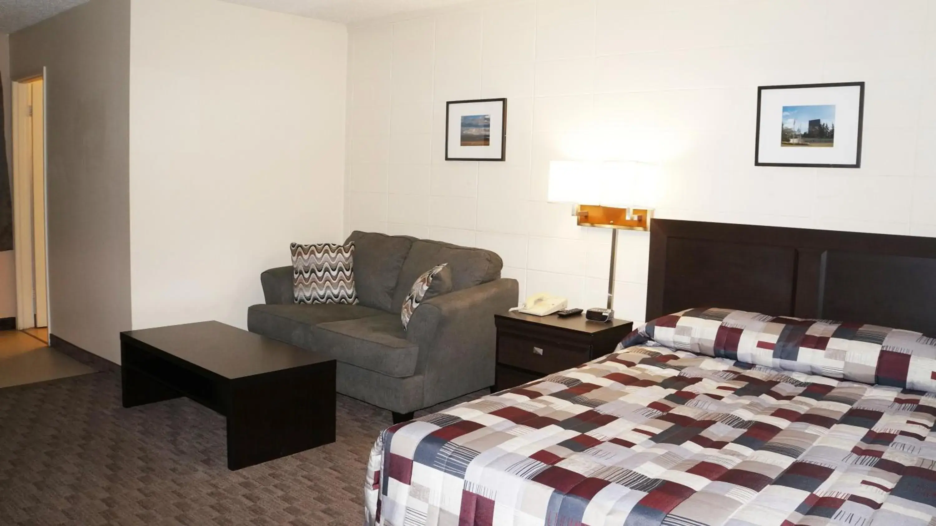 Photo of the whole room in Canadian Motor Inn