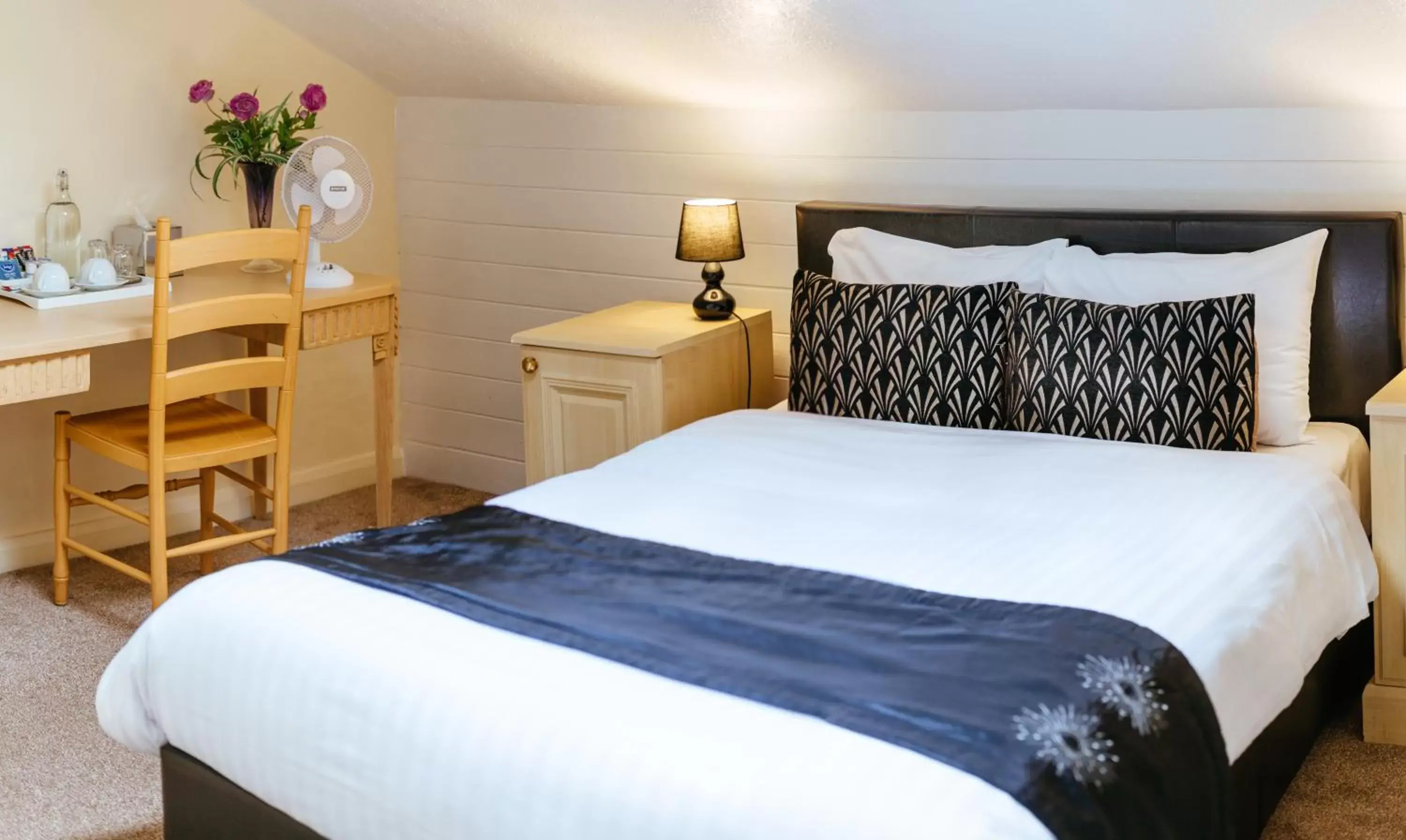 Bedroom, Bed in Pymgate Lodge Hotel Manchester Airport