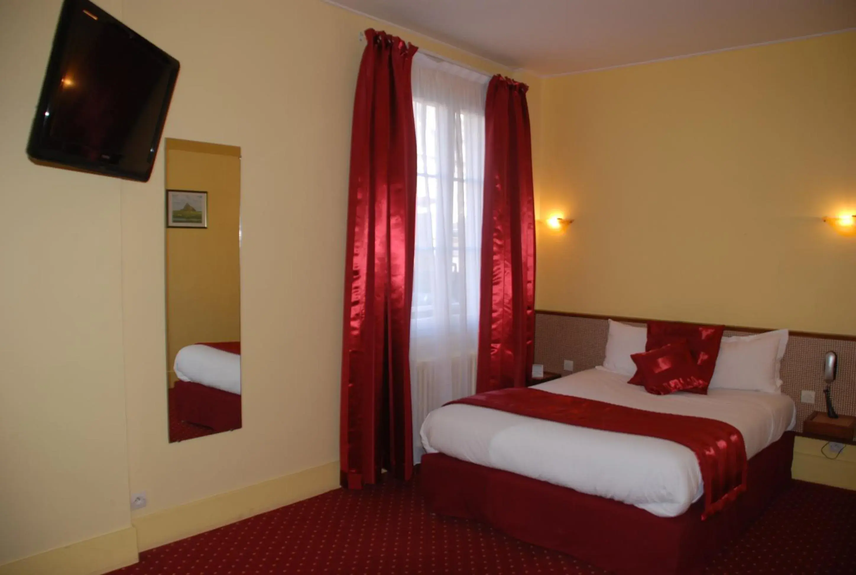 Photo of the whole room, Bed in The Originals City, Hotel Cathedrale, Lisieux (Inter-Hotel)