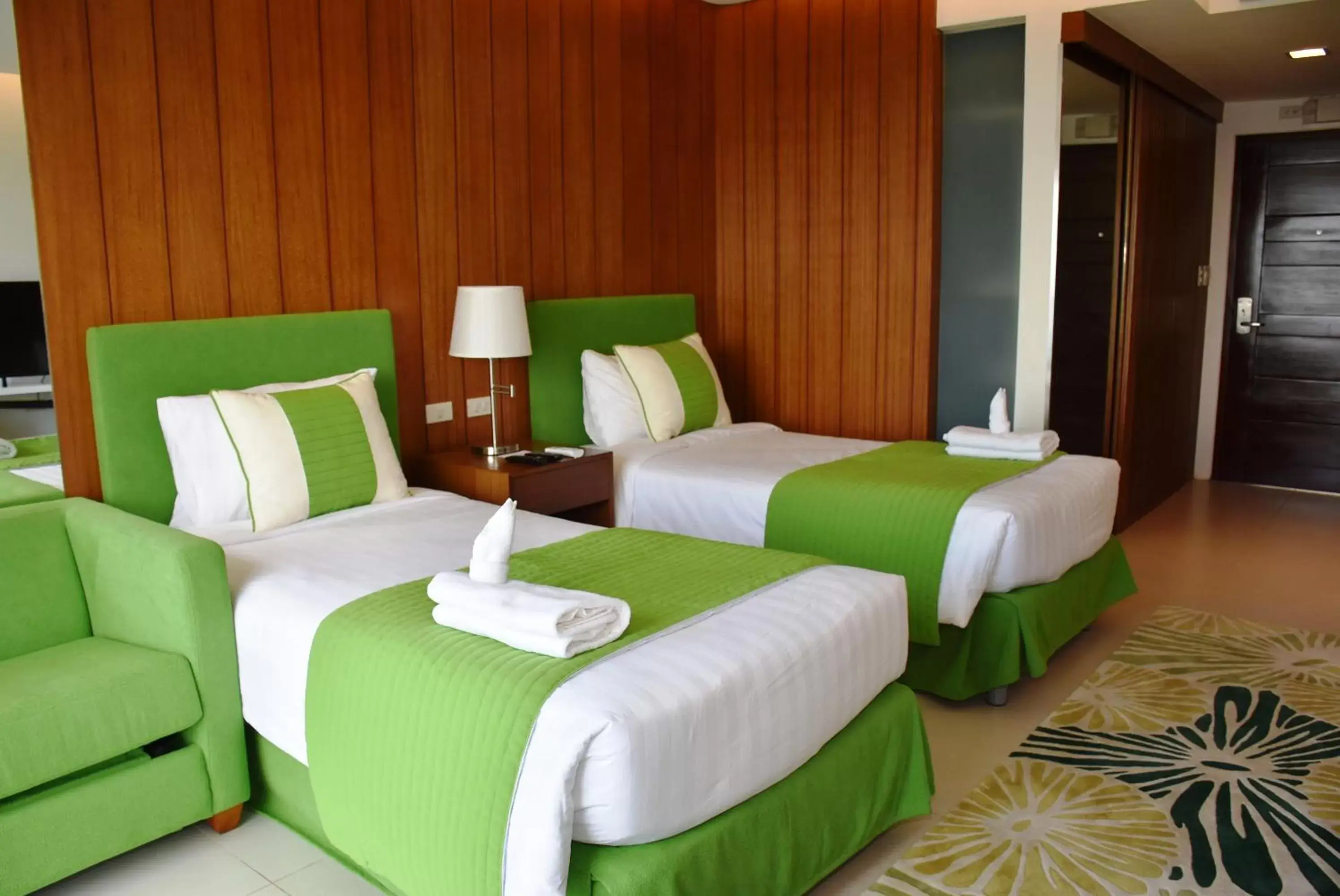Shower, Bed in Timberland Highlands Resort