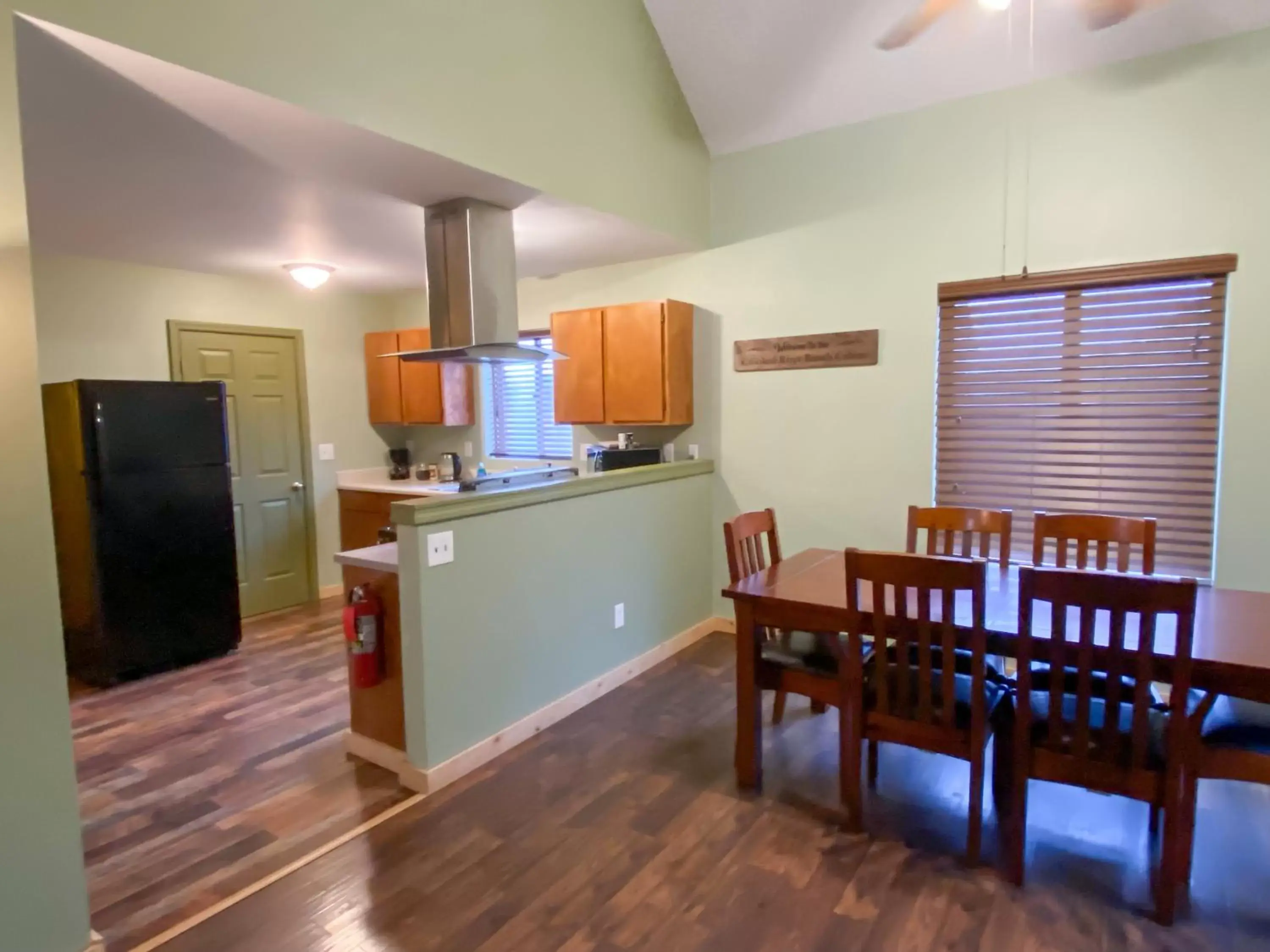 Dining area, Kitchen/Kitchenette in Crooked River Ranch Cabins