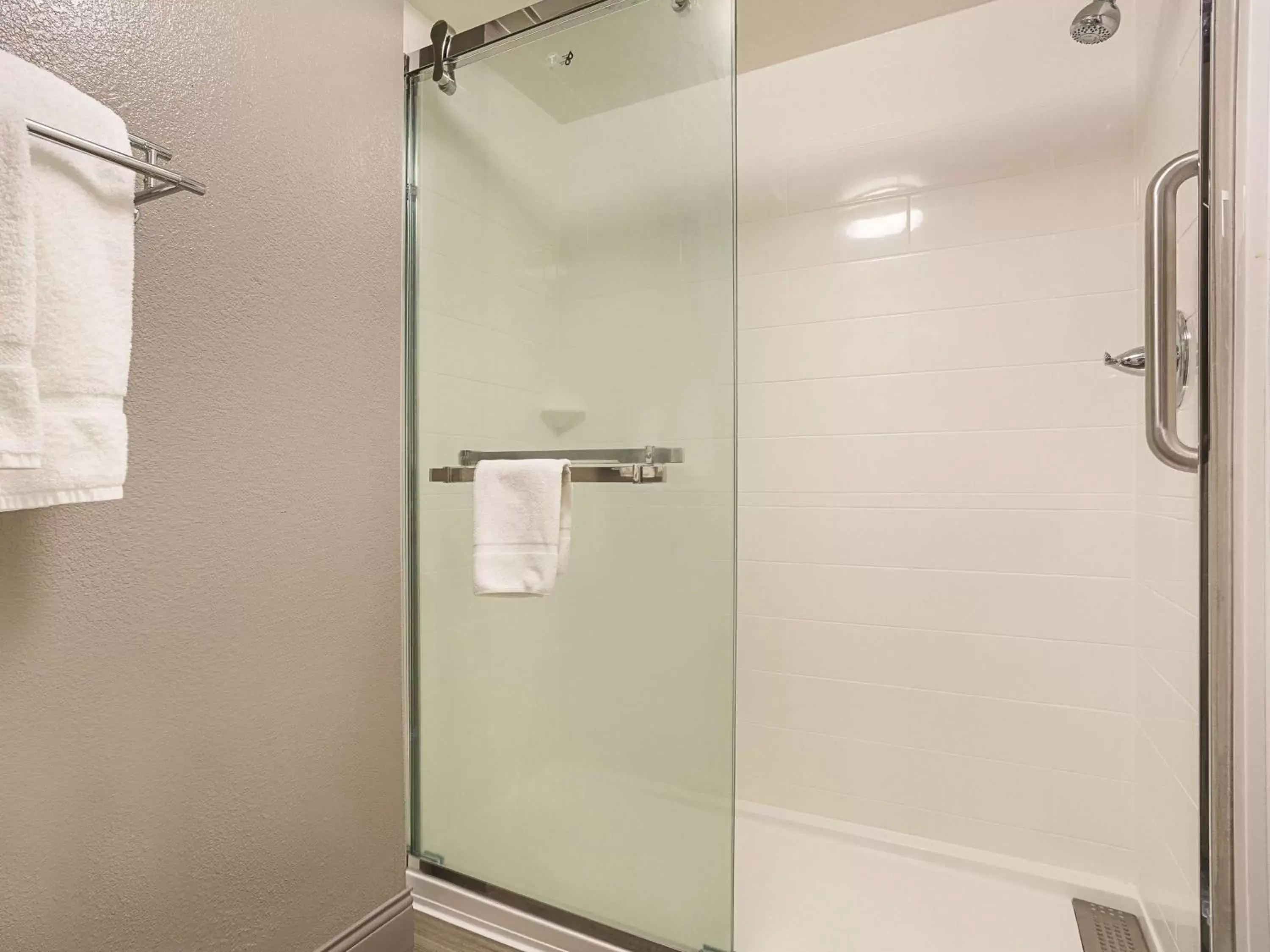 Bathroom in La Quinta by Wyndham Baltimore BWI Airport