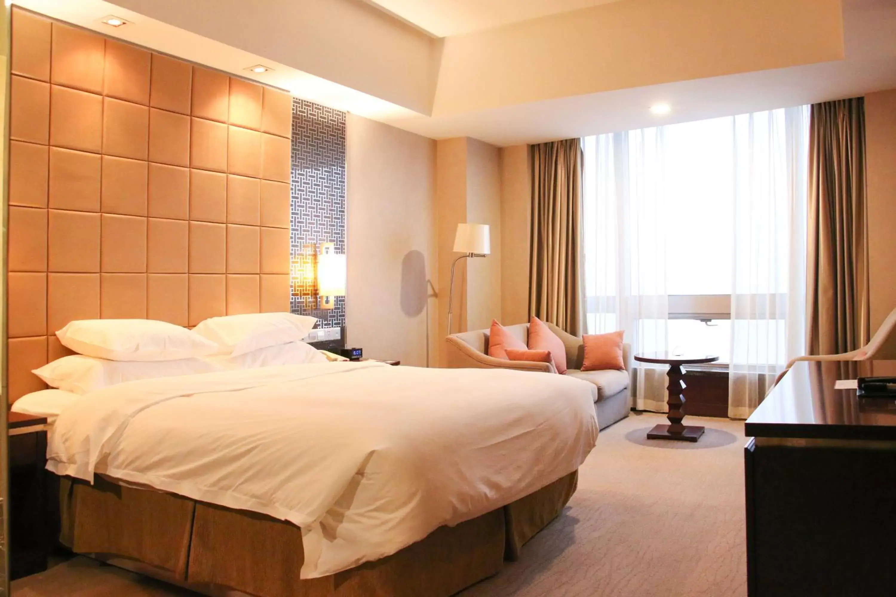 Bed in Crowne Plaza Yantai Sea View, an IHG Hotel