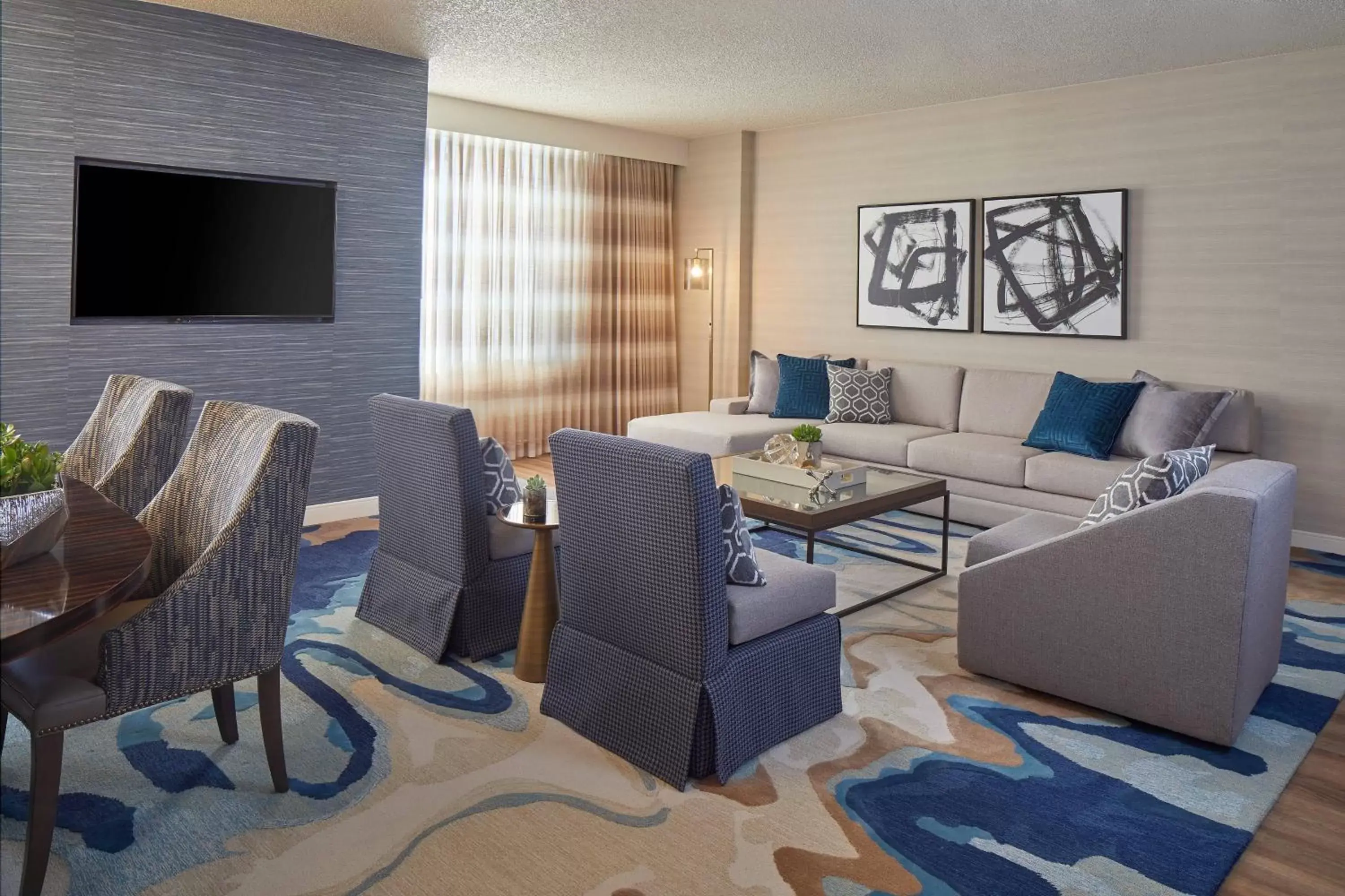 Living room, Seating Area in Renaissance Dallas Hotel