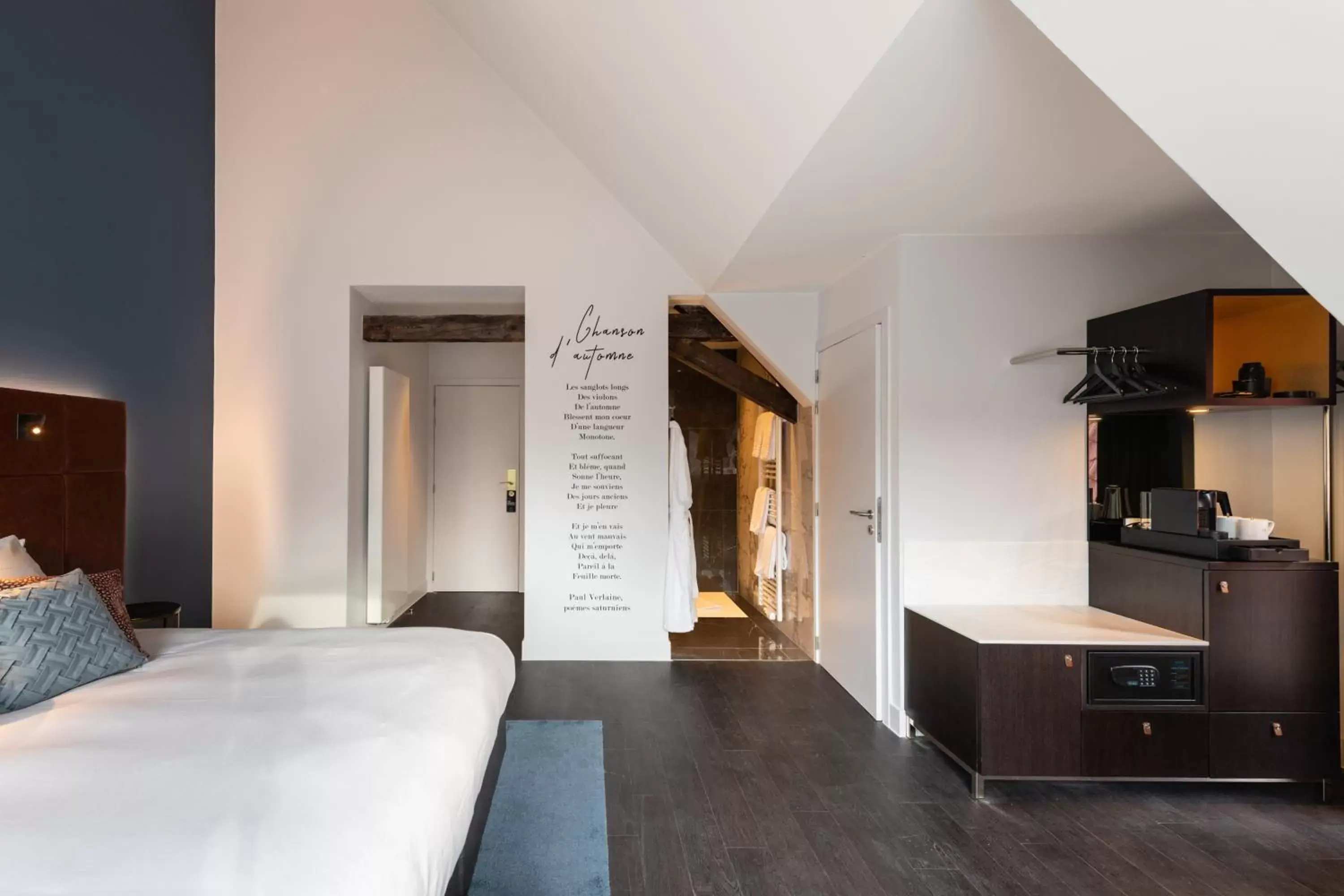 Bed, TV/Entertainment Center in Boutique Hotel Sablon