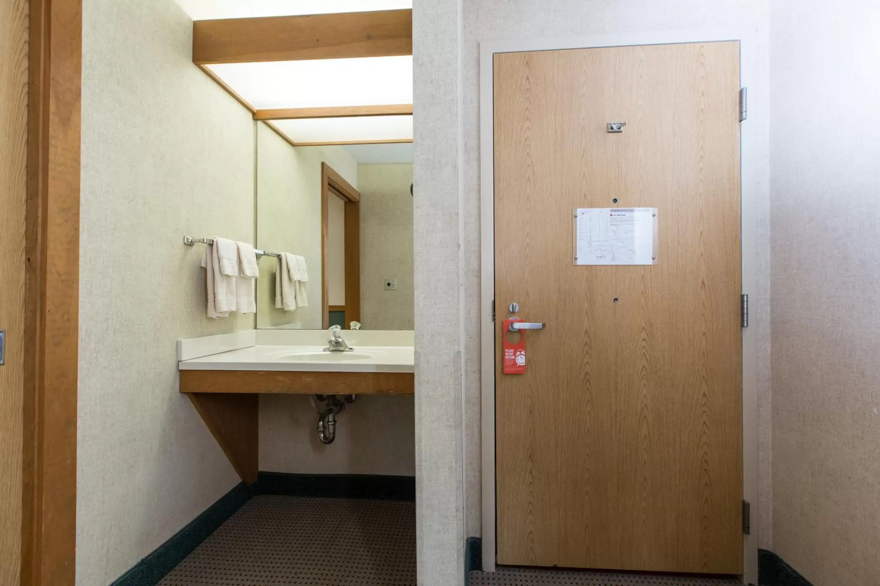 Bathroom in Commodores Inn