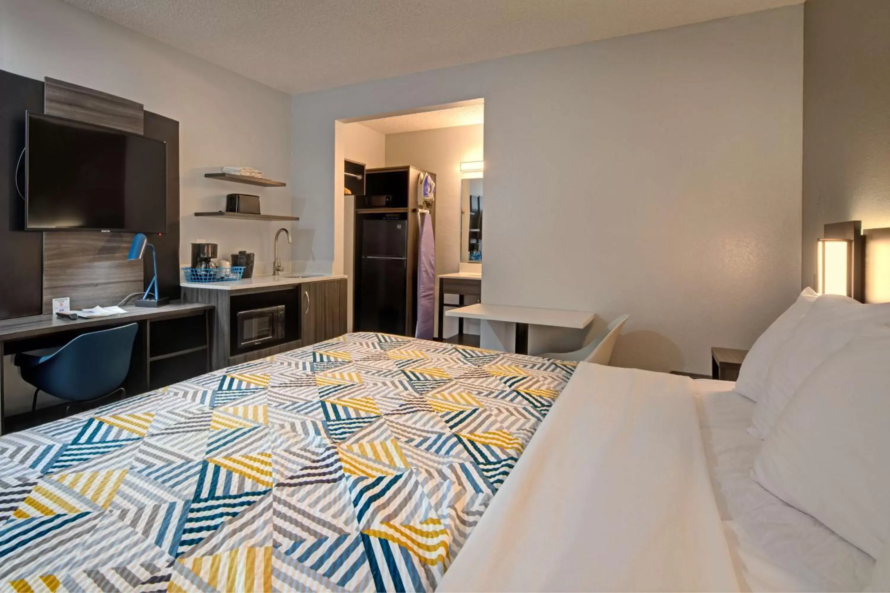 Photo of the whole room in Studio 6 Grand Junction, CO Photo of the whole room in Studio 6 Grand Junction, CO