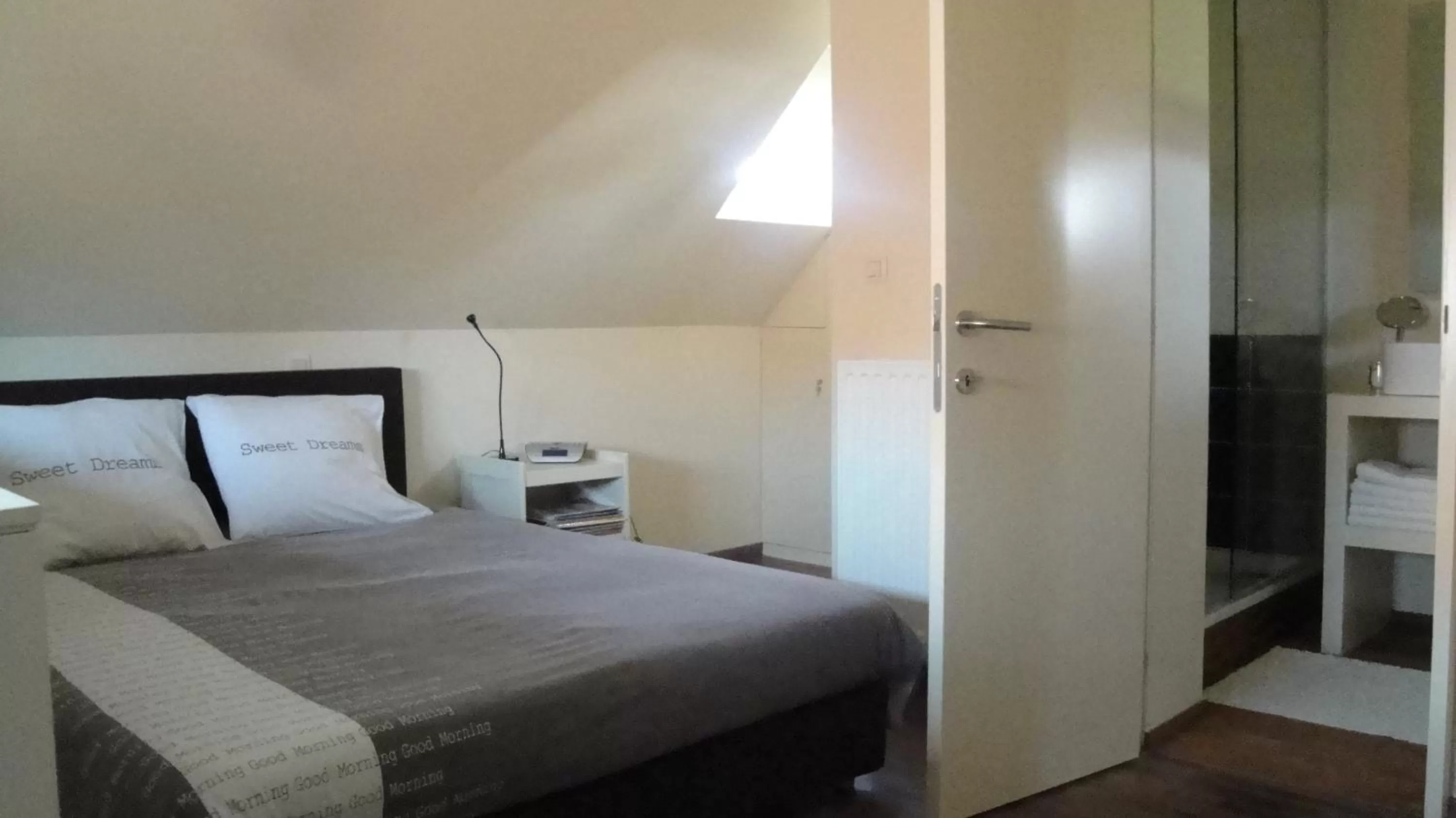 Bed in B&B De Zoete Kers