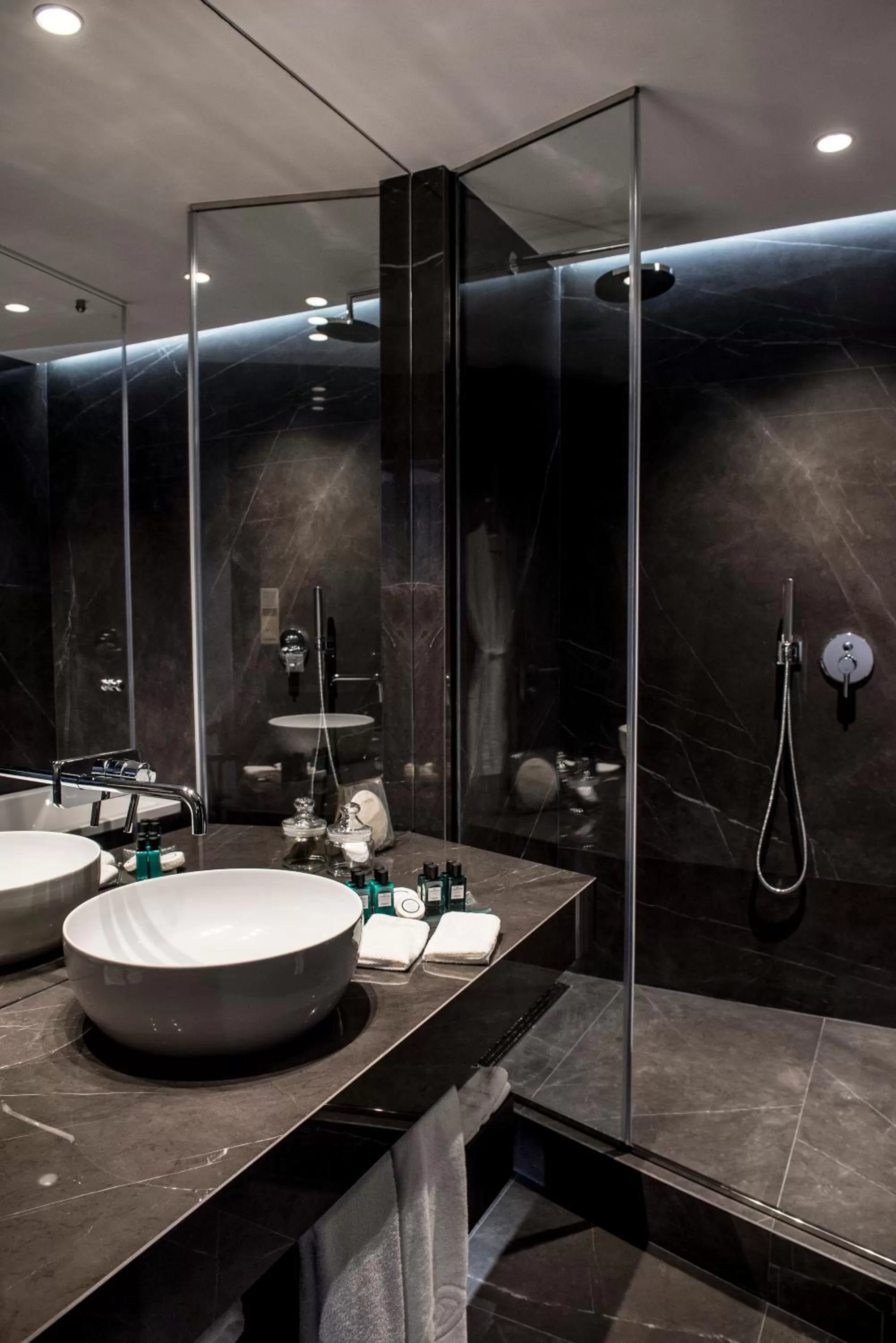 Shower in Sofitel Athens Airport