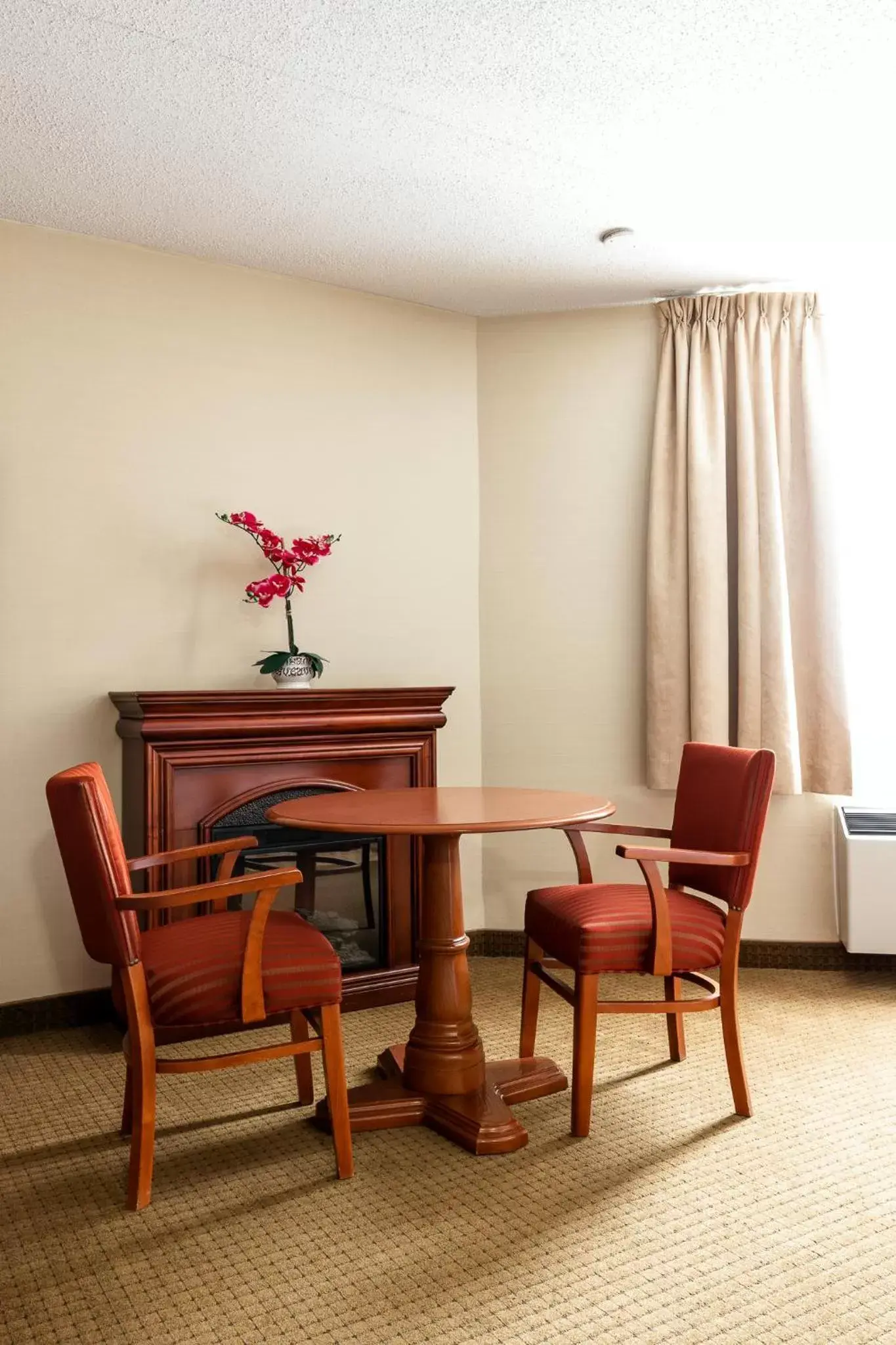 Bedroom, Seating Area in WelcomINNS Ottawa