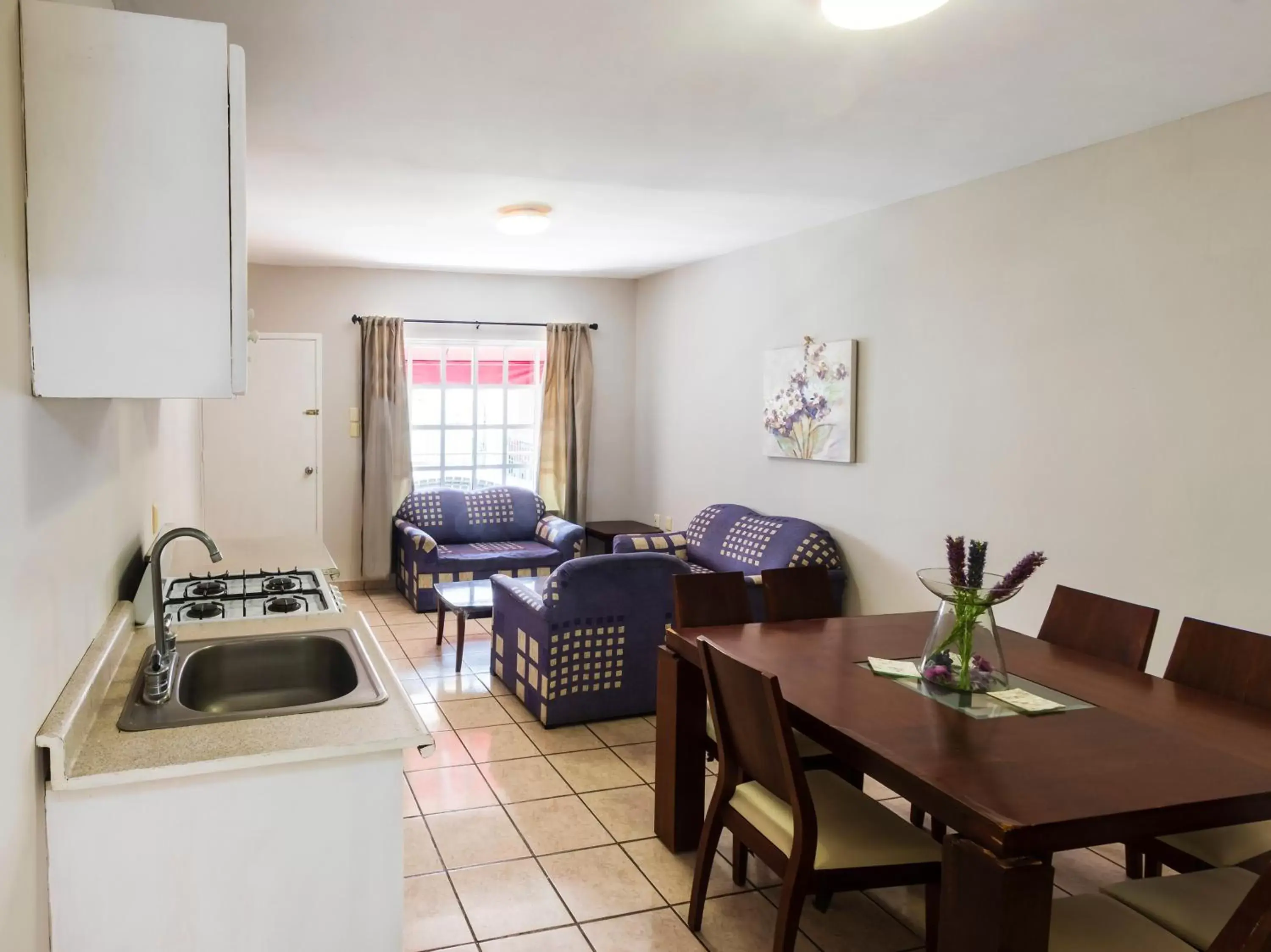 Kitchen or kitchenette, Dining Area in Boca Inn Hotel & Suites