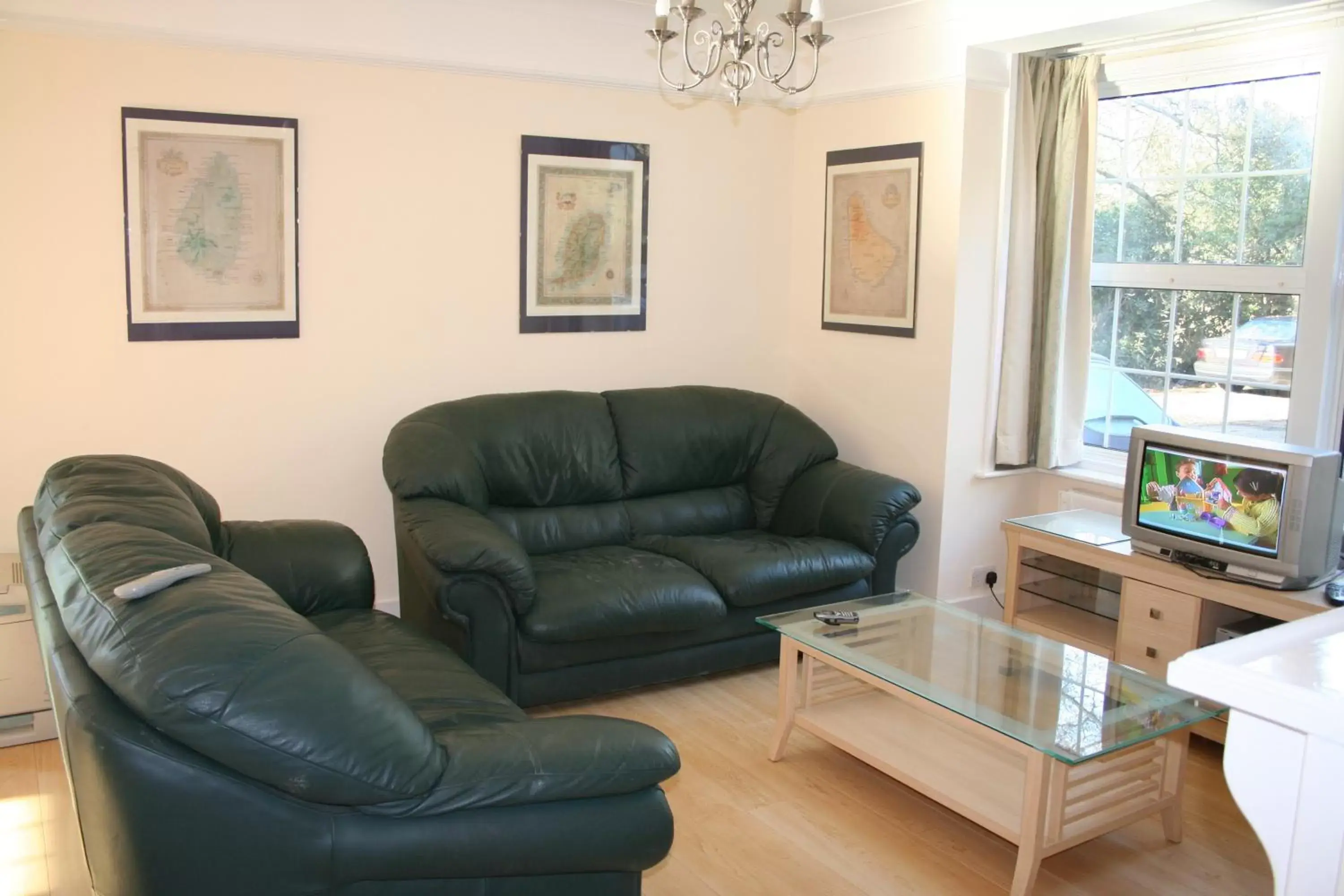 Communal lounge/ TV room, Seating Area in Oakhurst Gatwick B&B