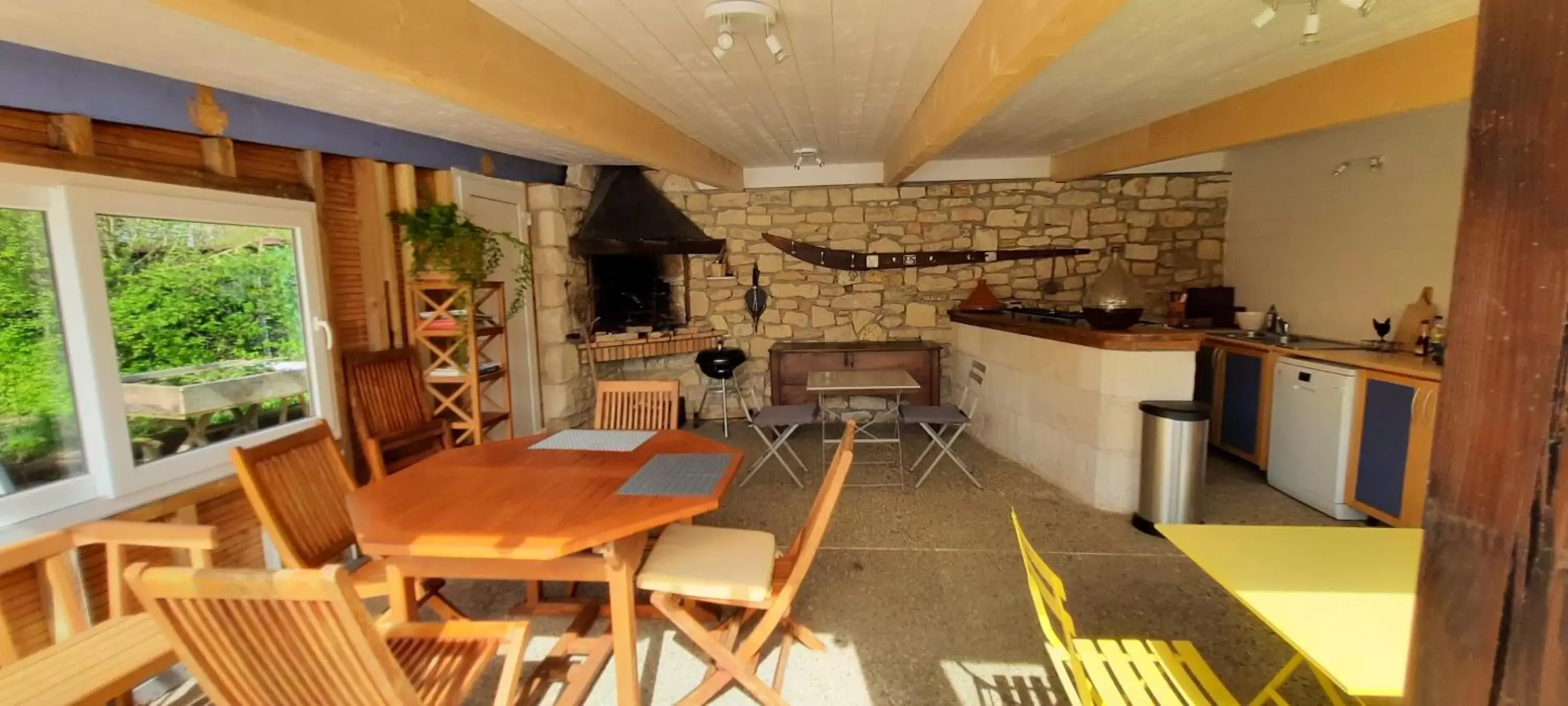 Dining area in L'instant bleu