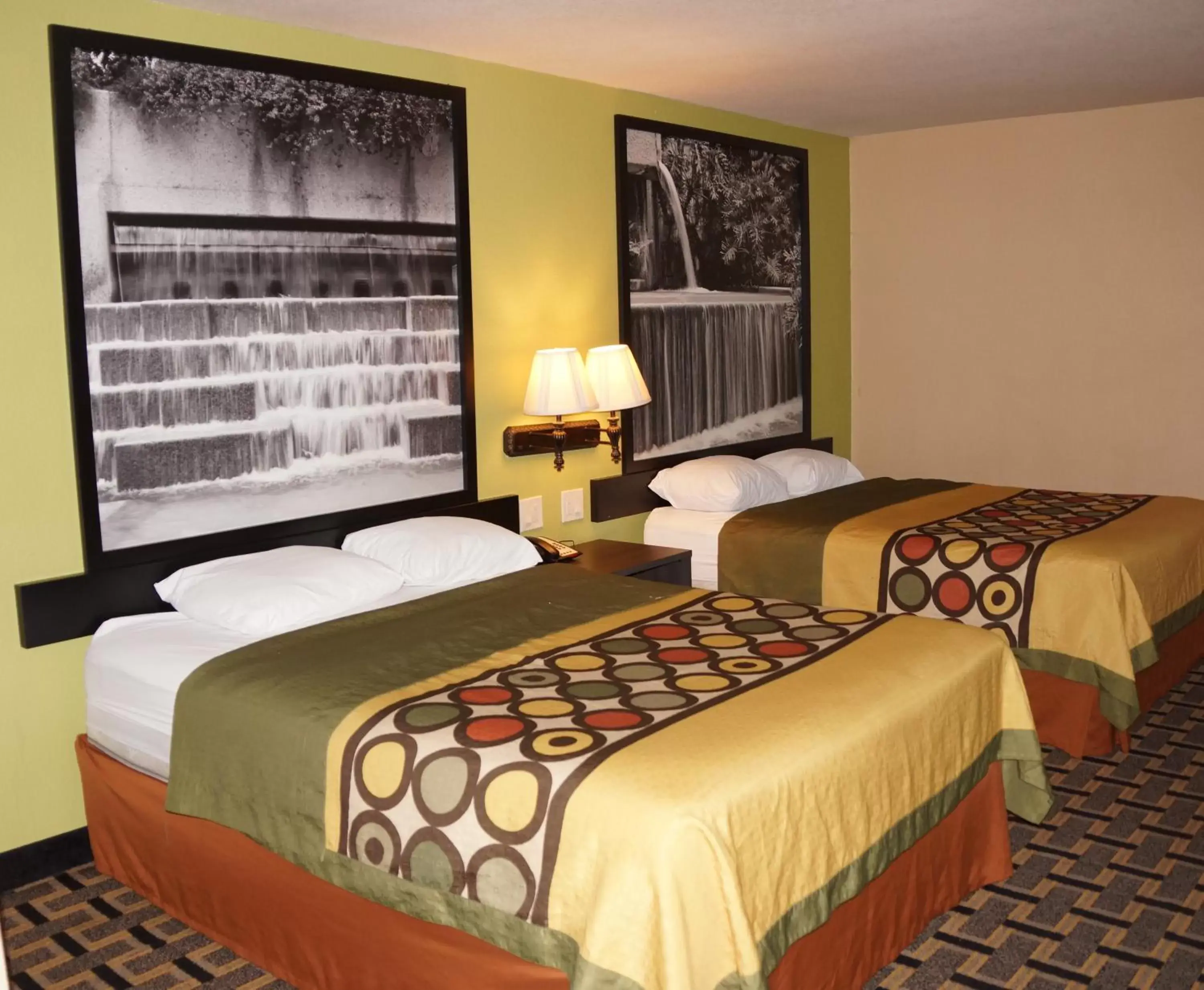 Bed in Super 8 by Wyndham Farmers Branch/North Dallas