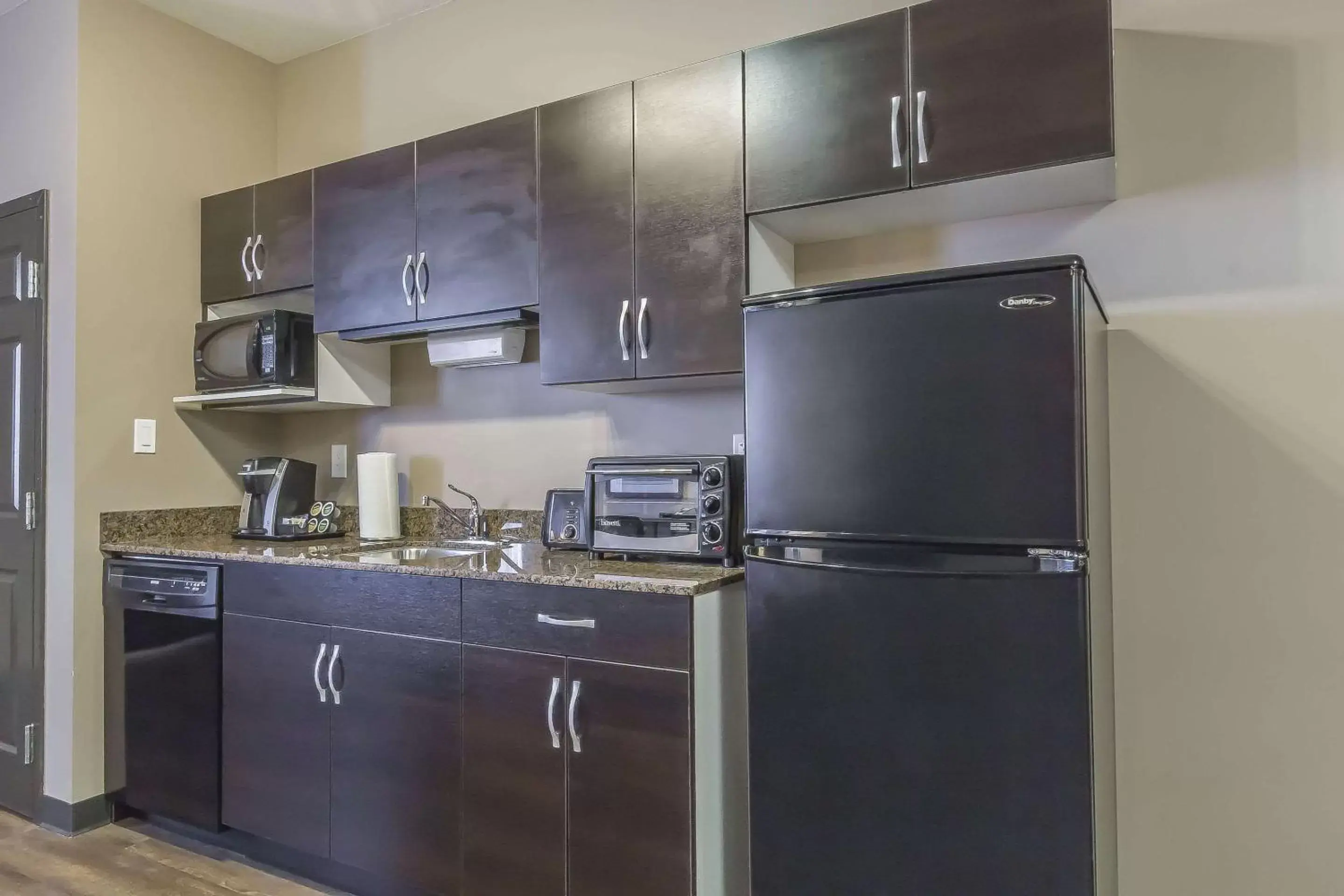 Photo of the whole room, Kitchen/Kitchenette in Quality Inn & Suites Saskatoon