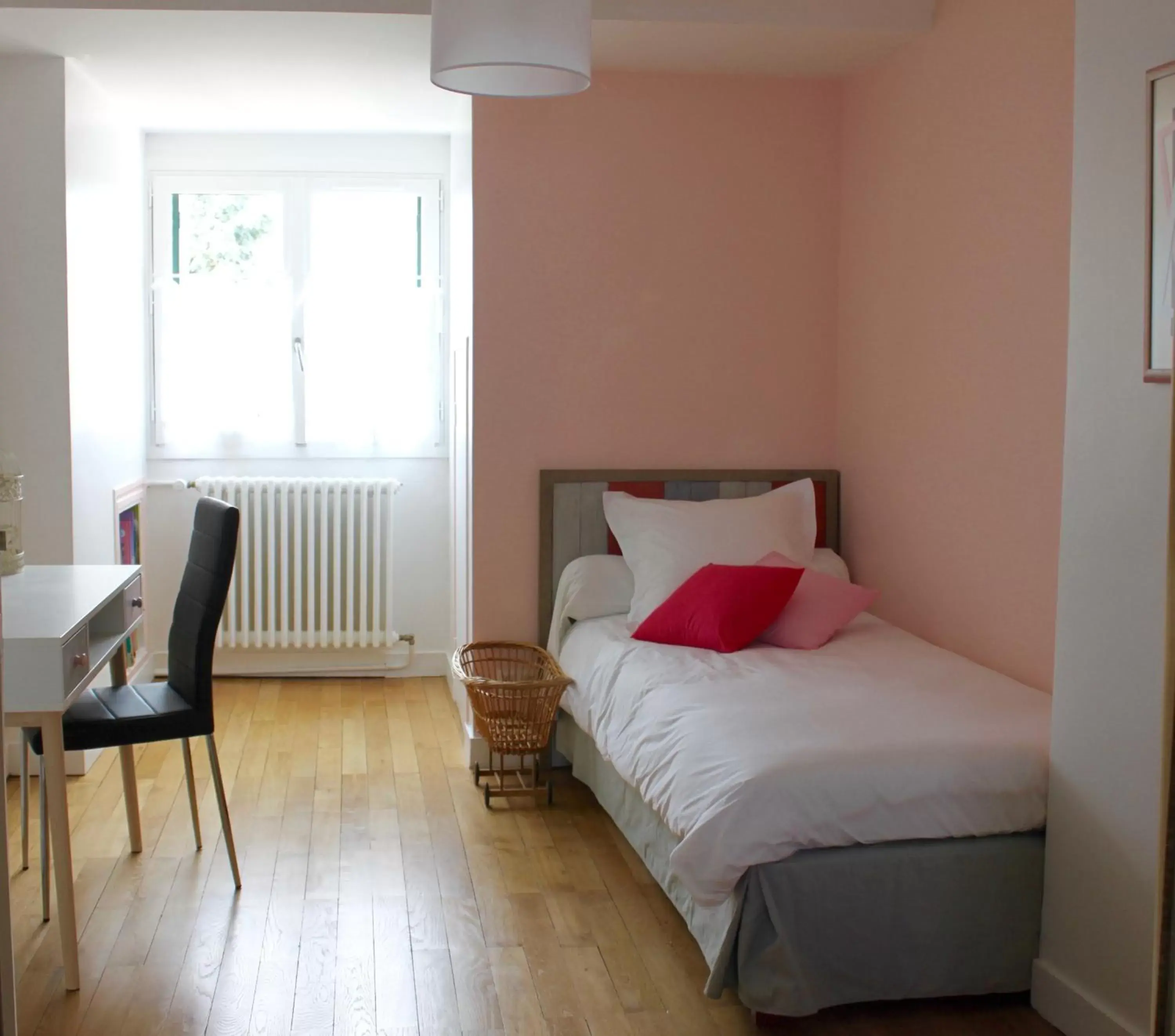 Photo of the whole room, Bed in Au Coeur De Beauvais