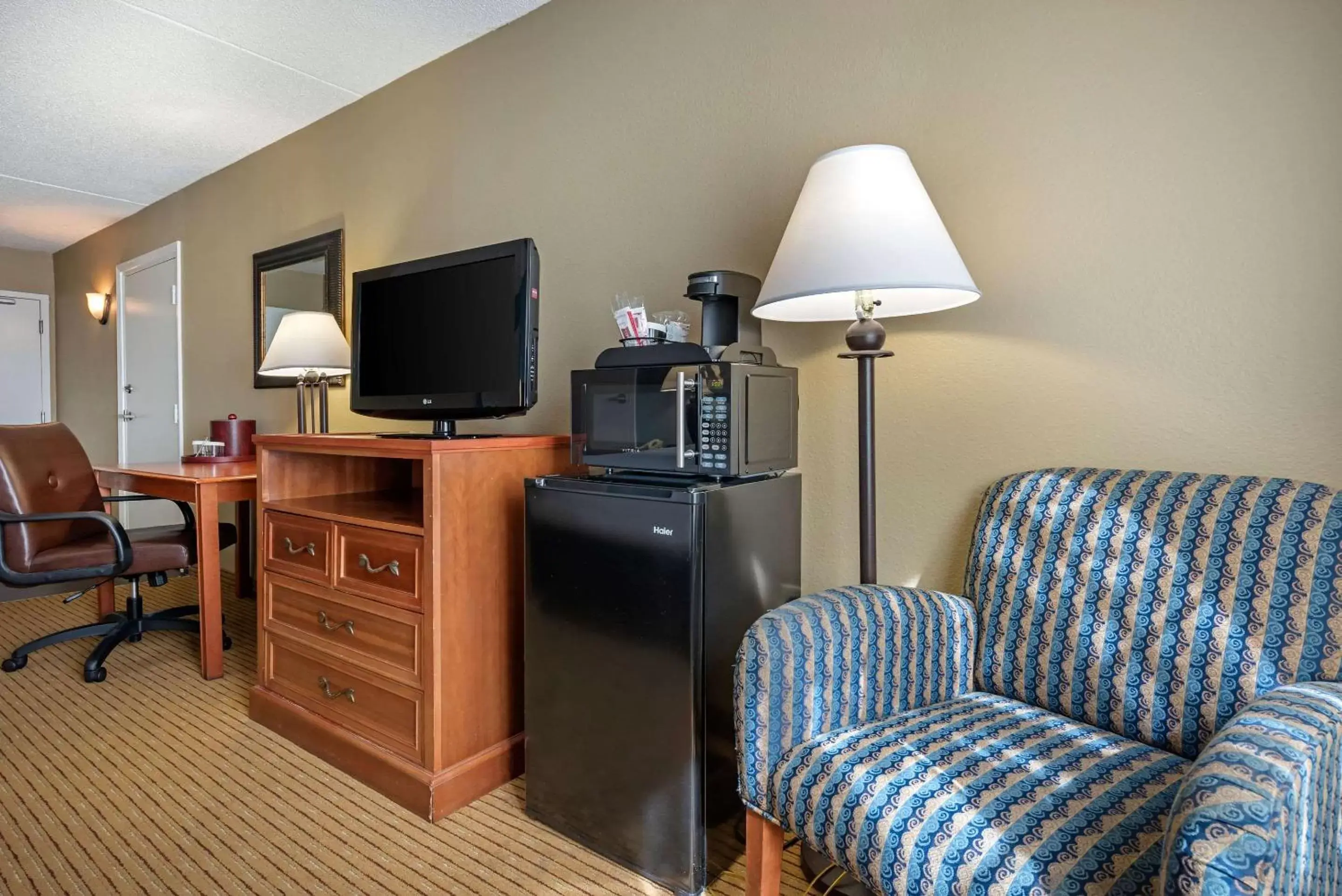 Photo of the whole room, TV/Entertainment Center in Clarion Hotel Lexington