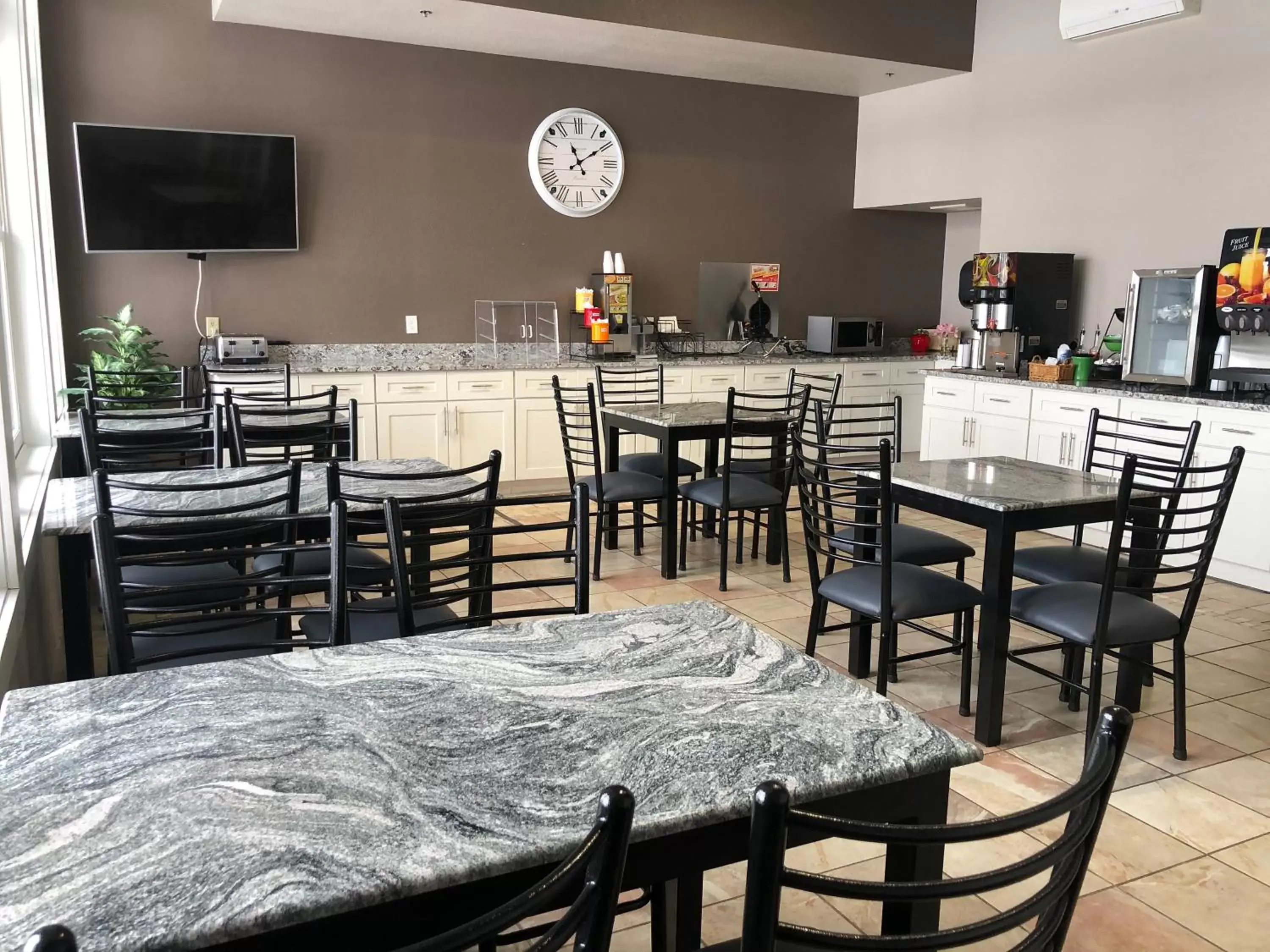Restaurant/Places to Eat in HomeTown Inn and Suites Belle Plaine