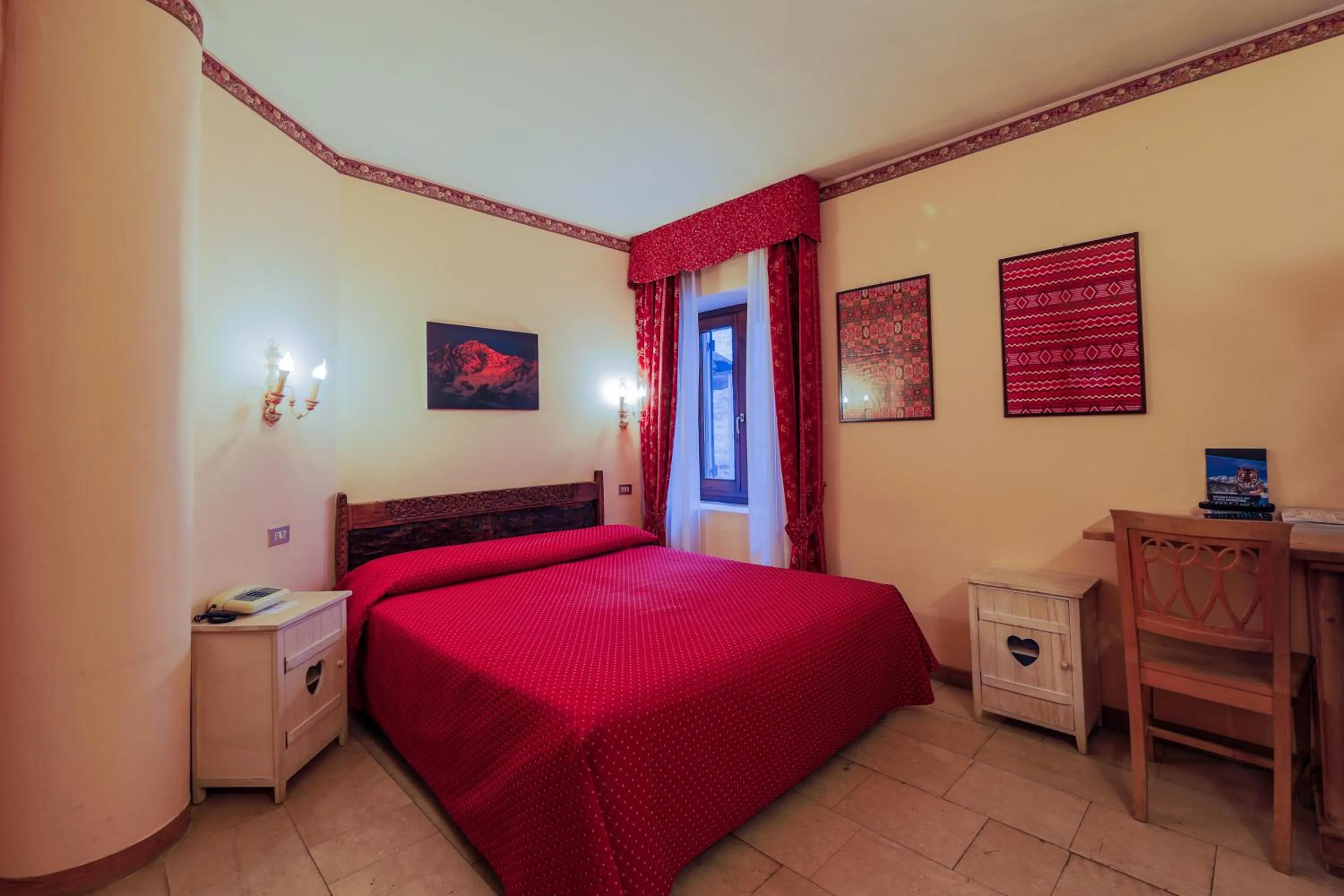 Photo of the whole room, Bed in Hotel Courmayeur