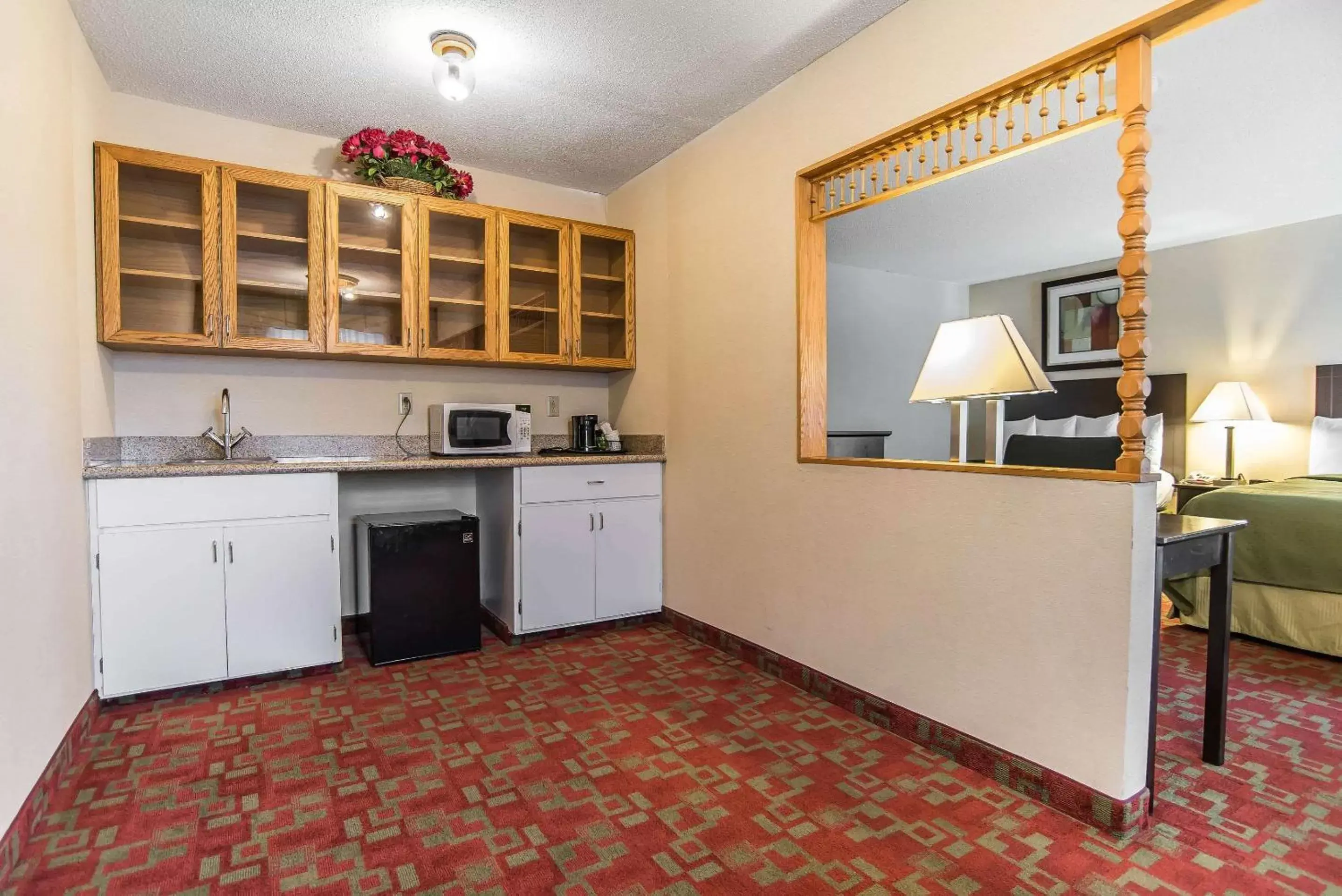 Photo of the whole room, Kitchen/Kitchenette in Quality Inn Shelburne - Burlington