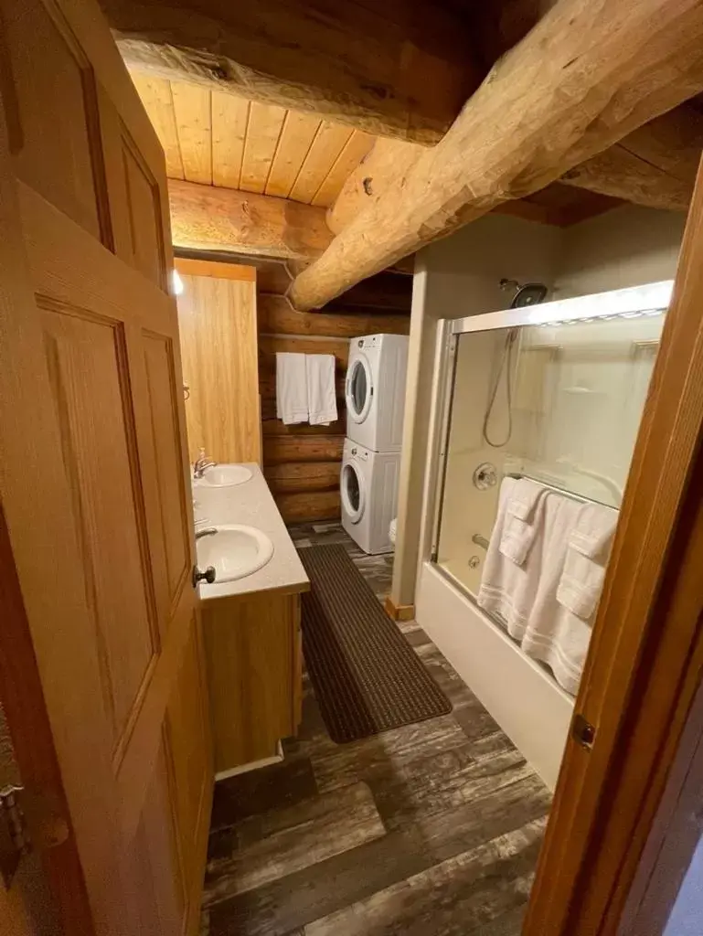 Bathroom in Sportsman Lodge Melrose MT