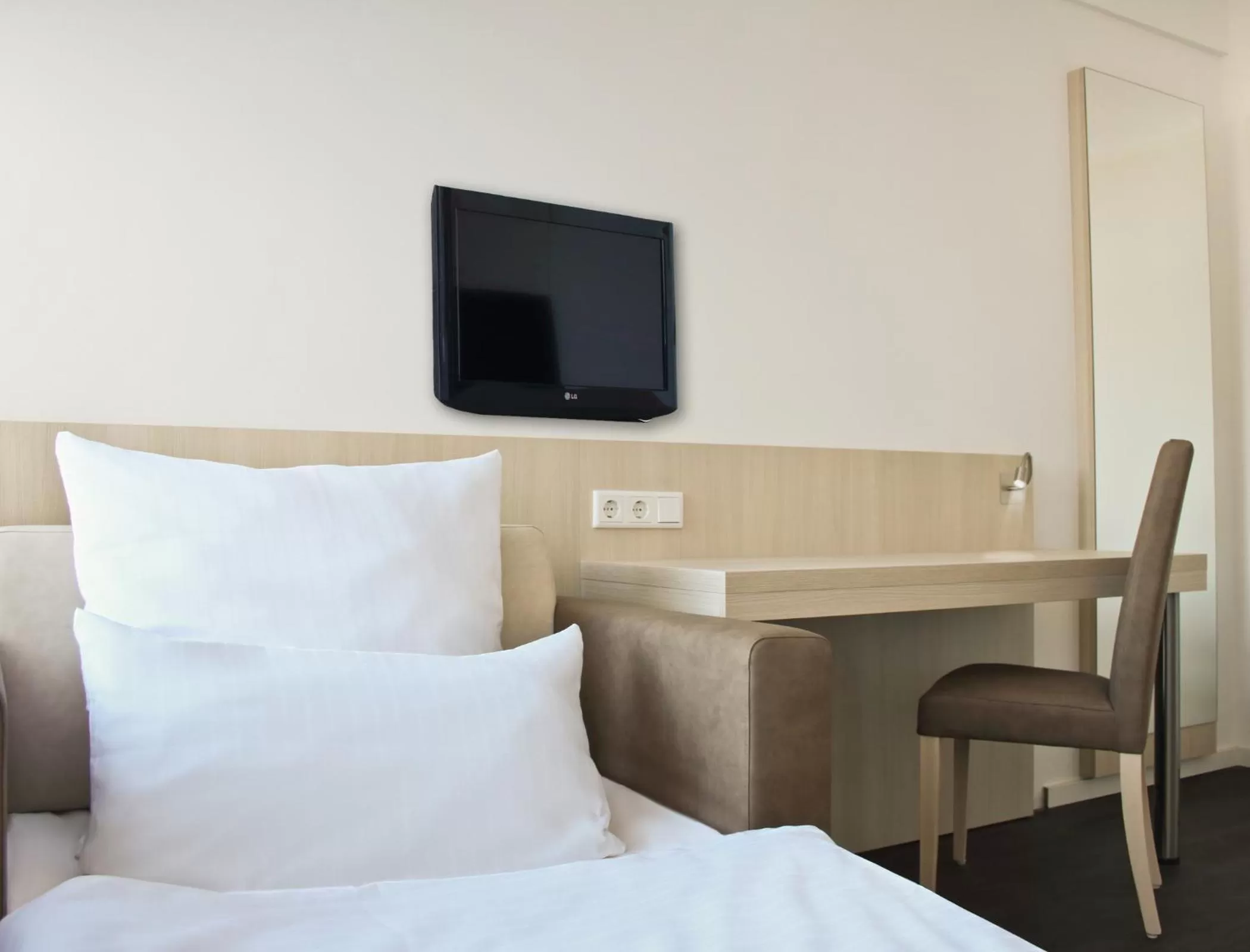 TV and multimedia, Bed in Viva Hotel Lübeck