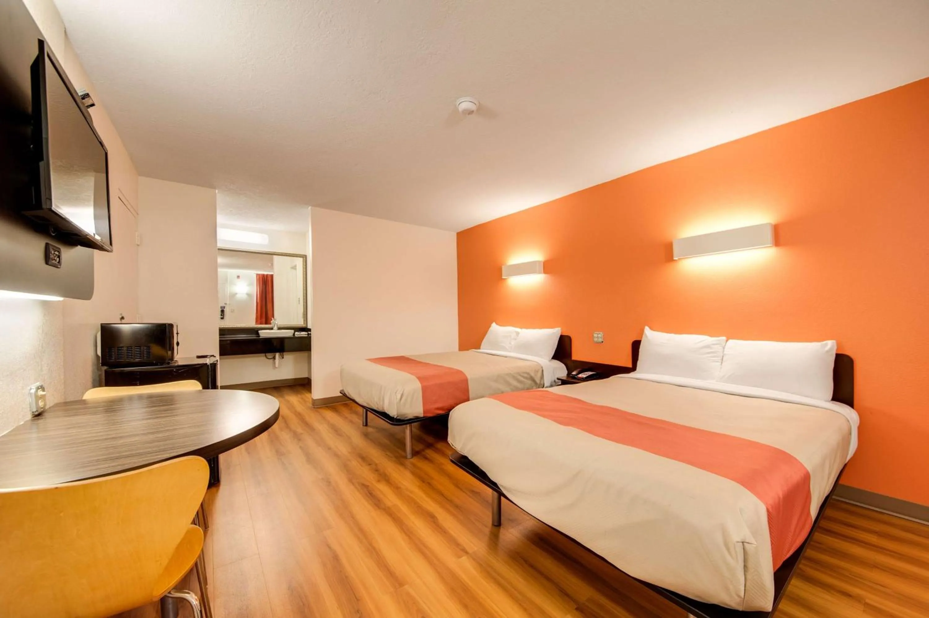 TV and multimedia, Bed in Motel 6-Jennings, LA