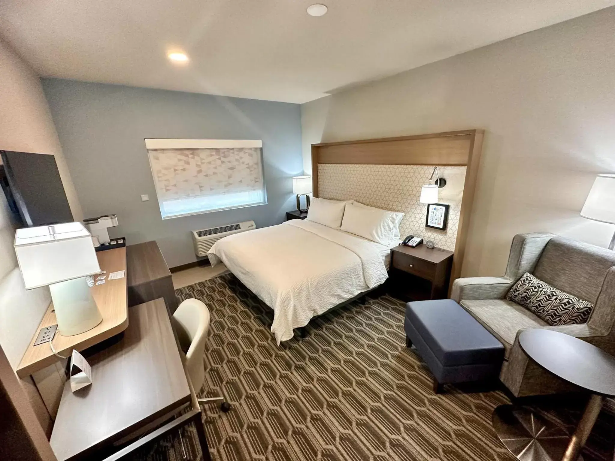 Photo of the whole room, Bed in Holiday Inn - Kansas City - Downtown, an IHG Hotel