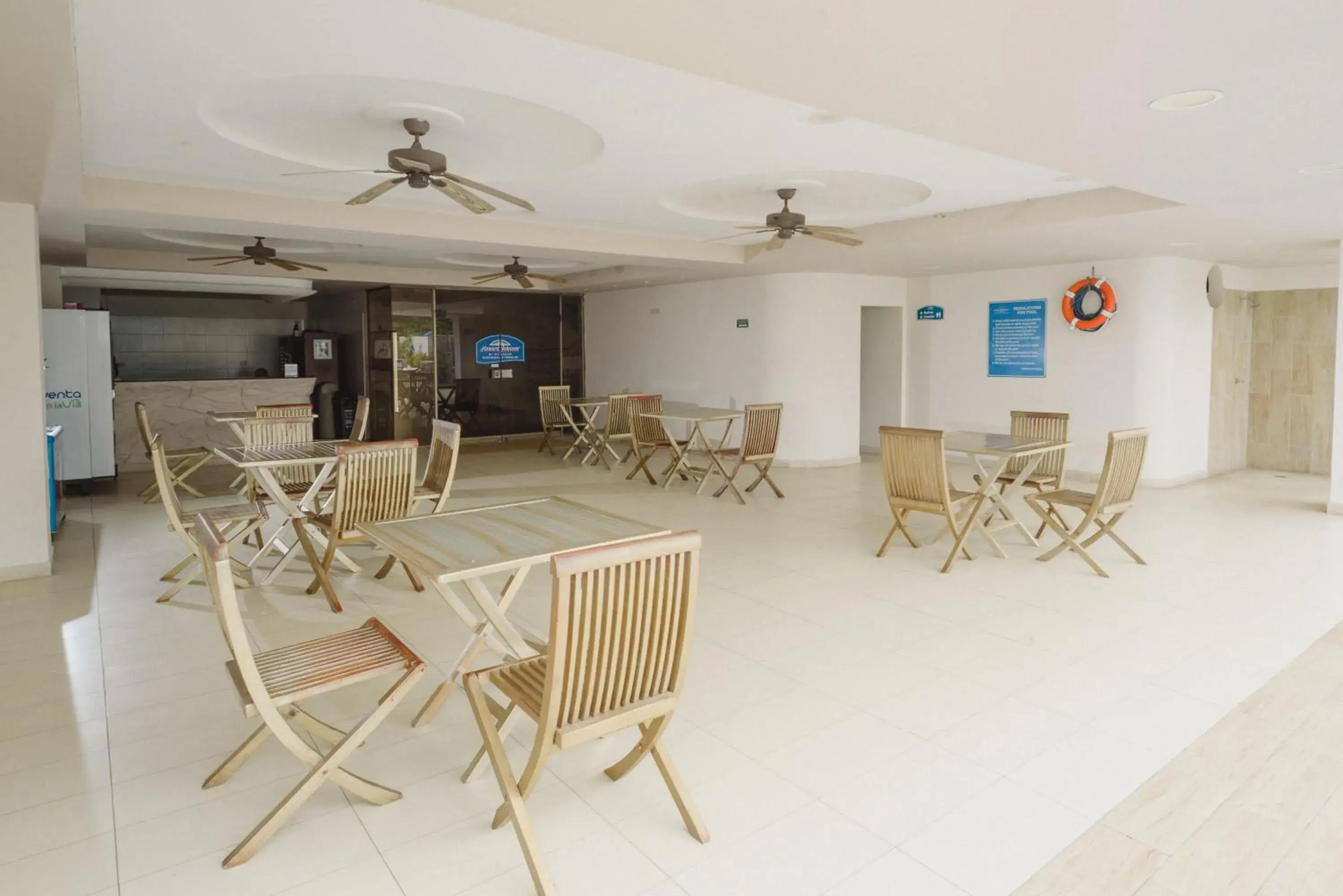 Swimming pool, Restaurant/Places to Eat in Howard Johnson Hotel Versalles Barranquilla
