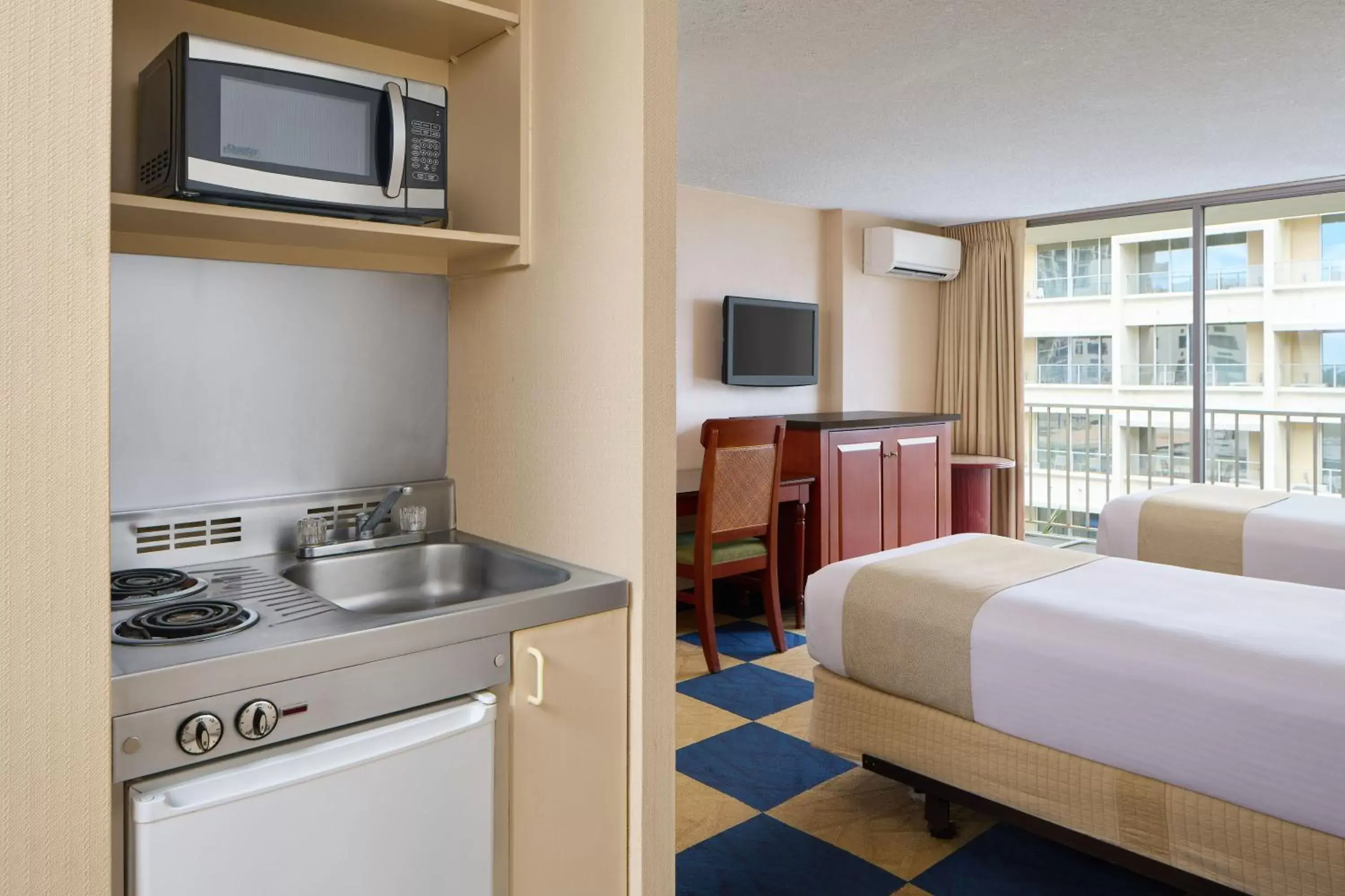 Bed, Kitchen/Kitchenette in Ewa Hotel Waikiki