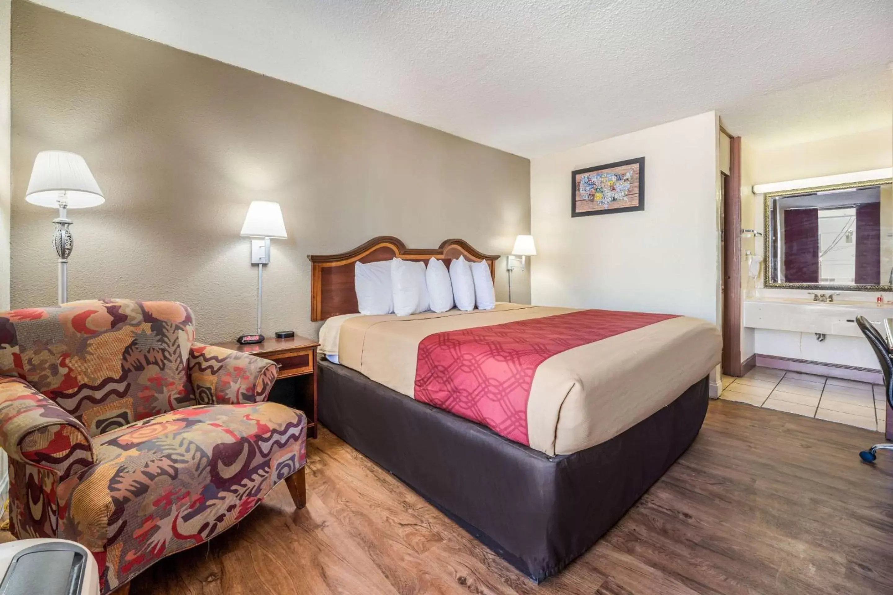 Photo of the whole room, Bed in Econo Lodge Inn & Suites Macon